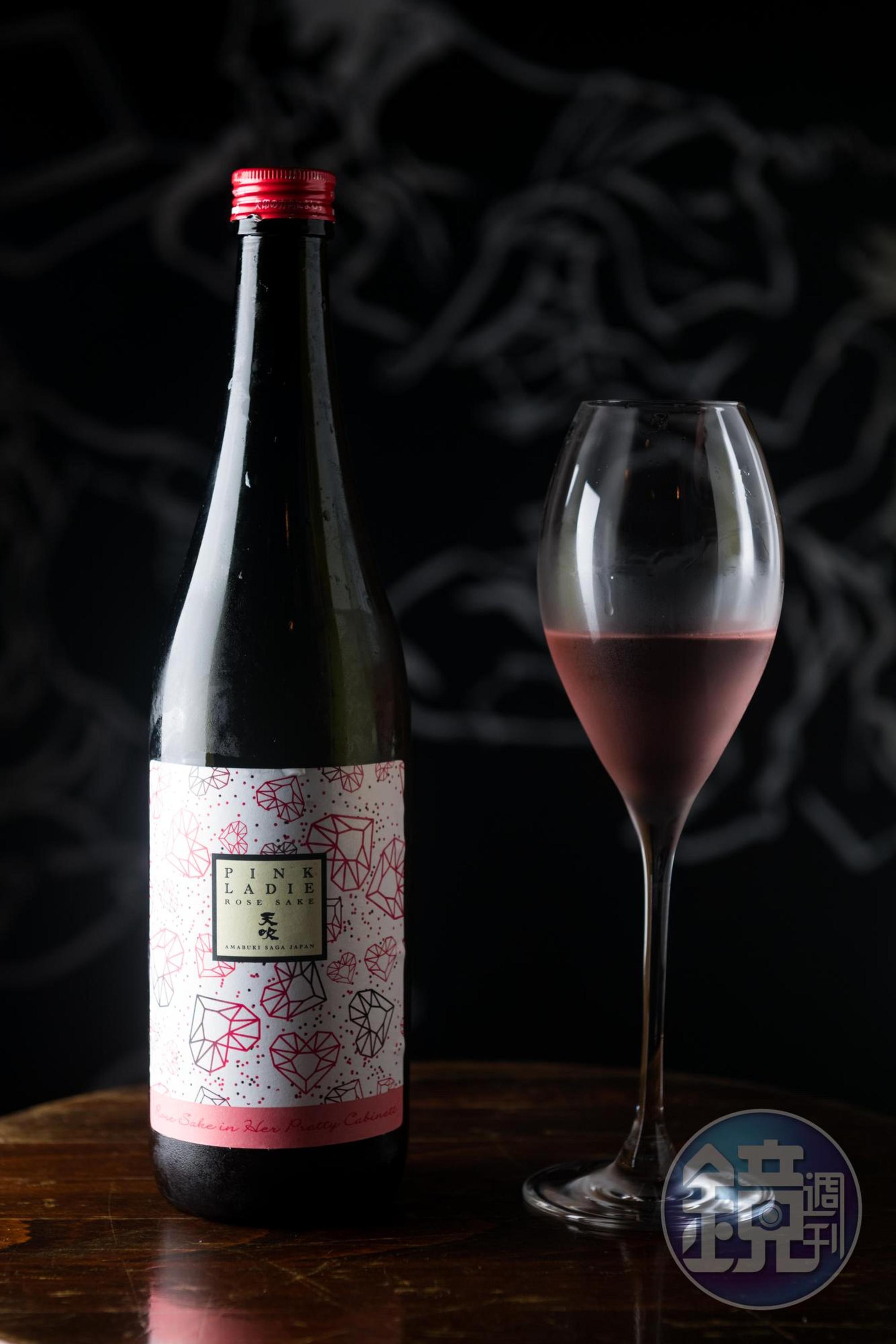 天吹PINK LADIE ロゼ生詰」使用古代紫黑米釀酒,粉紅色澤十分討喜。(250元/杯)
