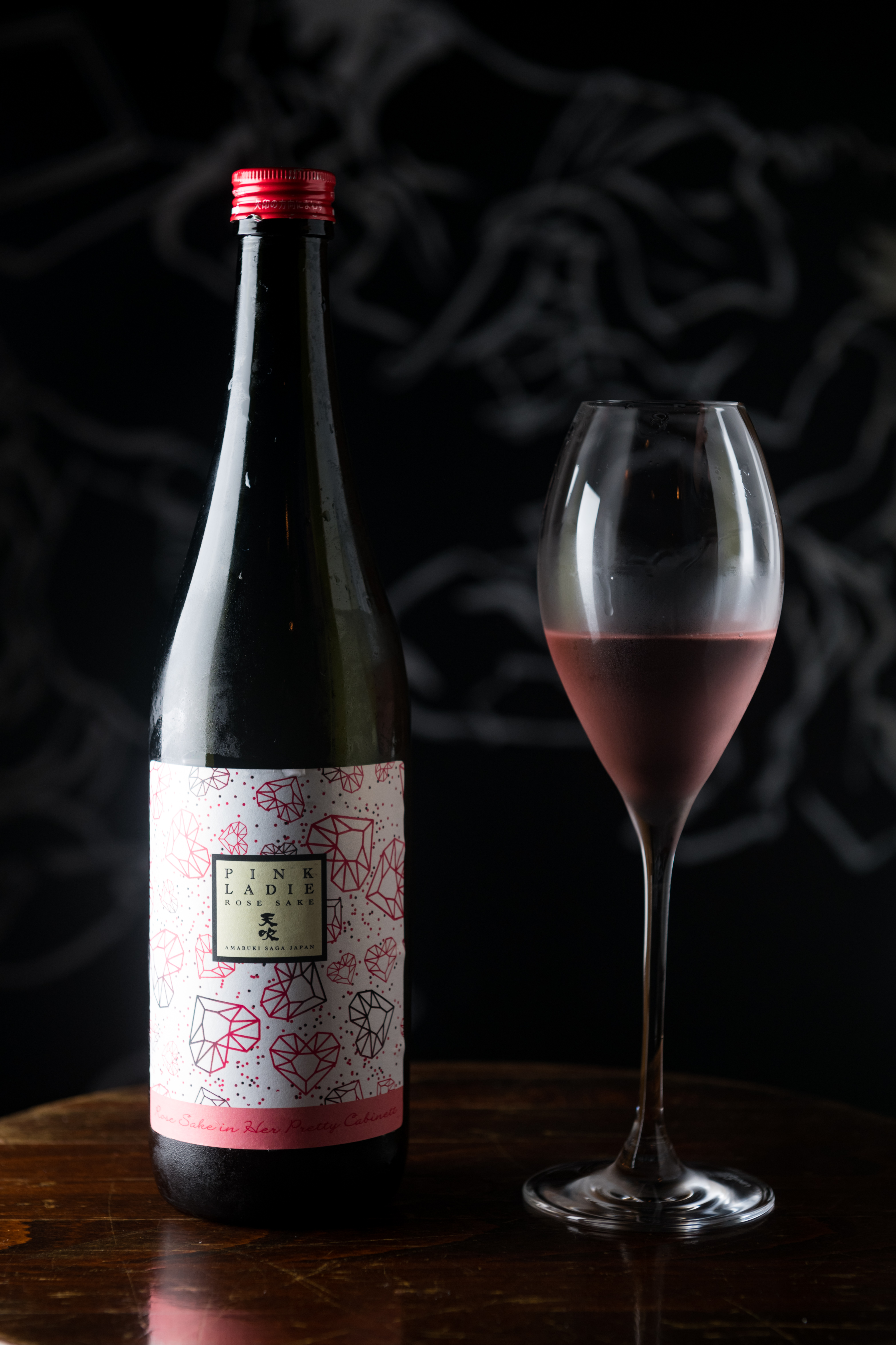 天吹PINK LADIE ロゼ生詰」使用古代紫黑米釀酒，粉紅色澤十分討喜。（250元／杯）