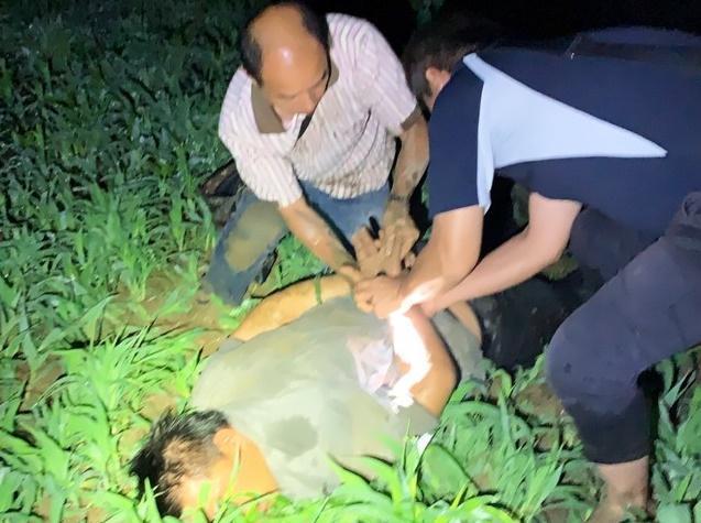 左營分局警方在台南一處菜田逮捕涉嫌偷竊、殺害老婦人的兇嫌。（翻攝畫面）