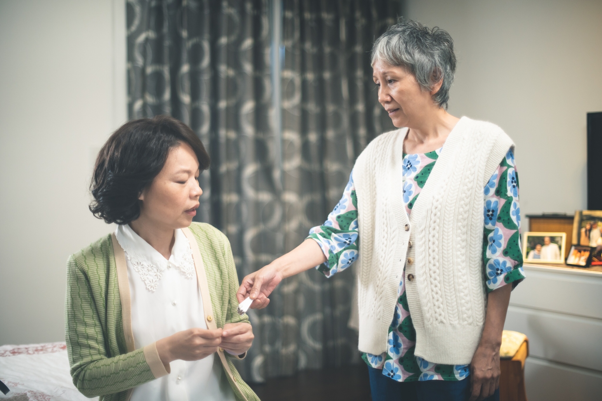 陸弈靜開心因為拍《老鼠捧茶請人客》跟黃舒湄培養成閨蜜姊妹淘。（民視提供）