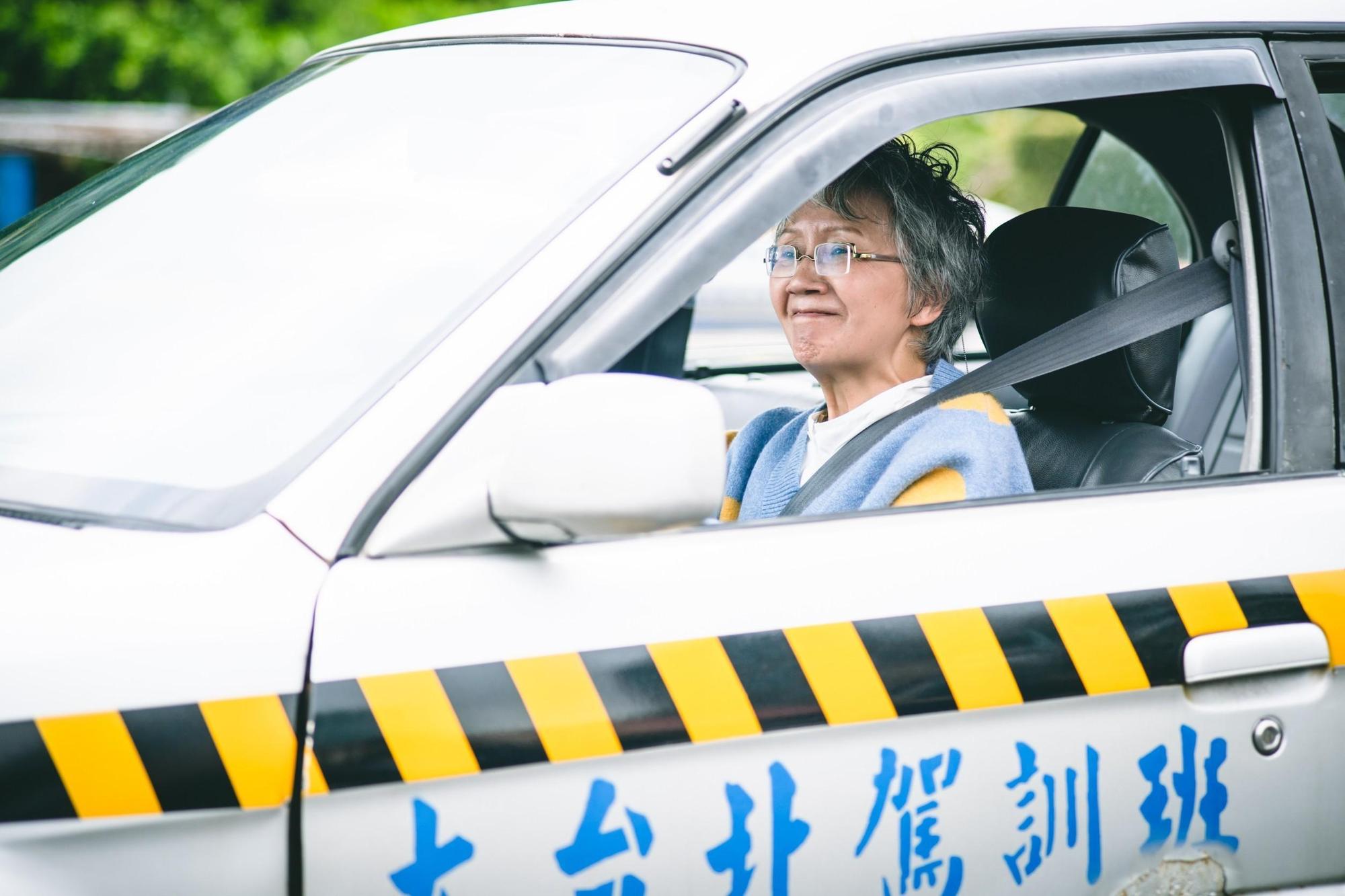 陸弈靜在劇中學開車讓她回憶起20年前緊張學車的時刻。(民視提供)
