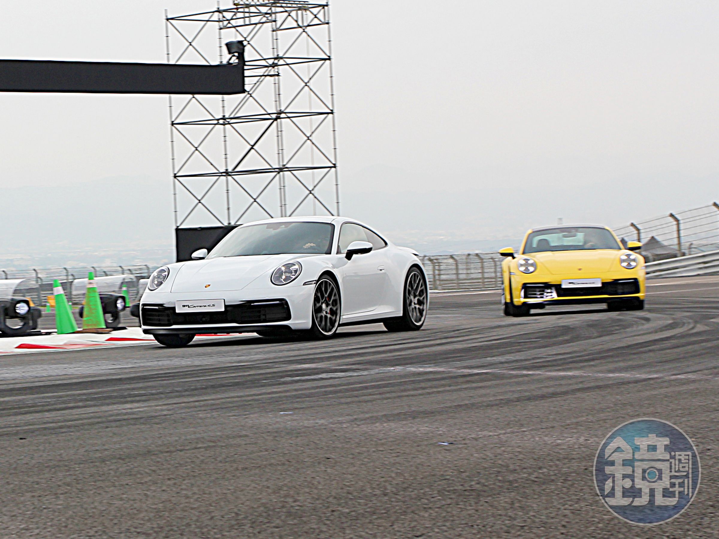 911 Carrera S的最高安全極速達308 km/h，而Carrera 4S全時四輪驅動車型極速更達到306 km/h。