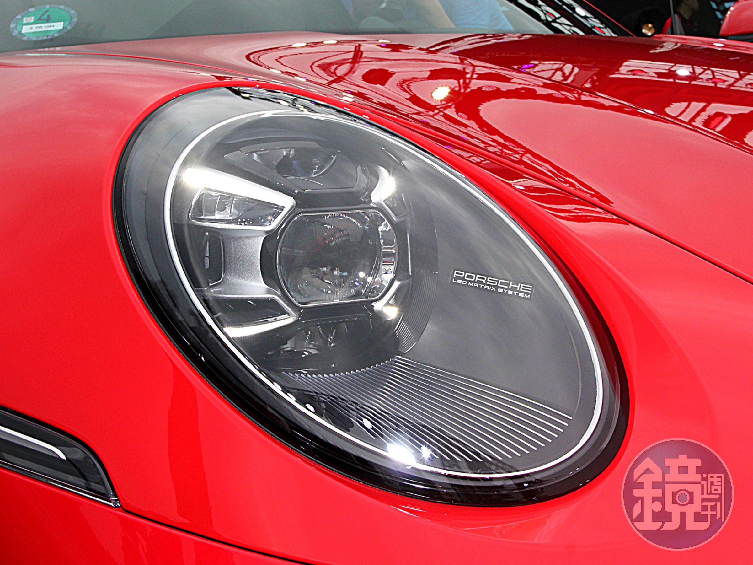 全新Porsche 911運用了先進LED頭燈照明科技。