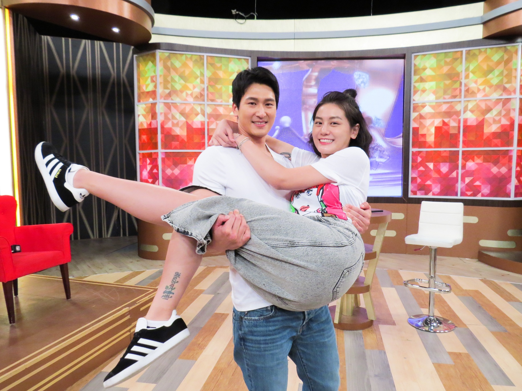 小蠻、邵翔情侶檔上節目彼此爆料。（衛視提供）