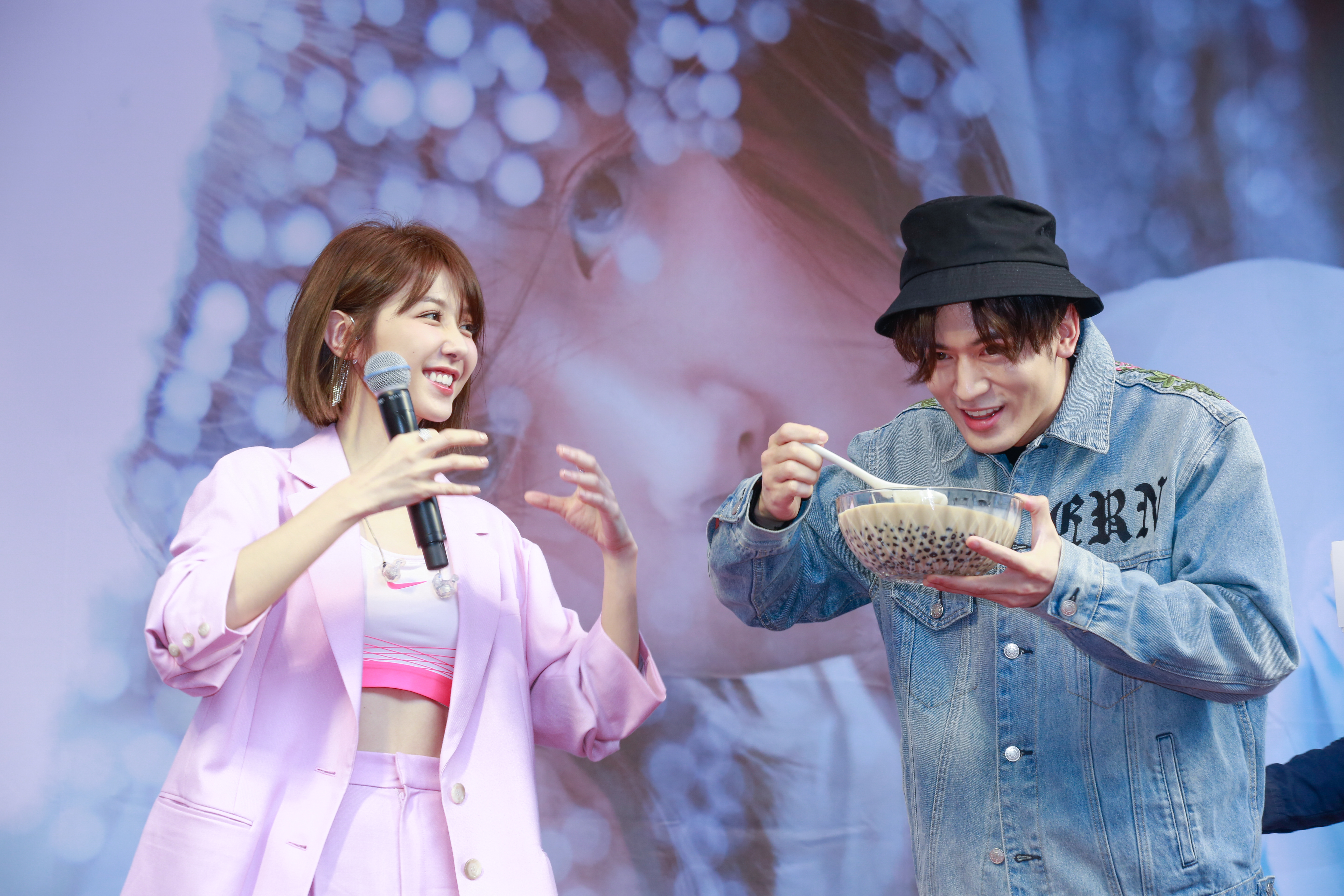 邵雨薇、小樂上演甜蜜餵食秀後，經紀公司為了慶祝專輯擁有亮眼佳績，特別製作彩球。