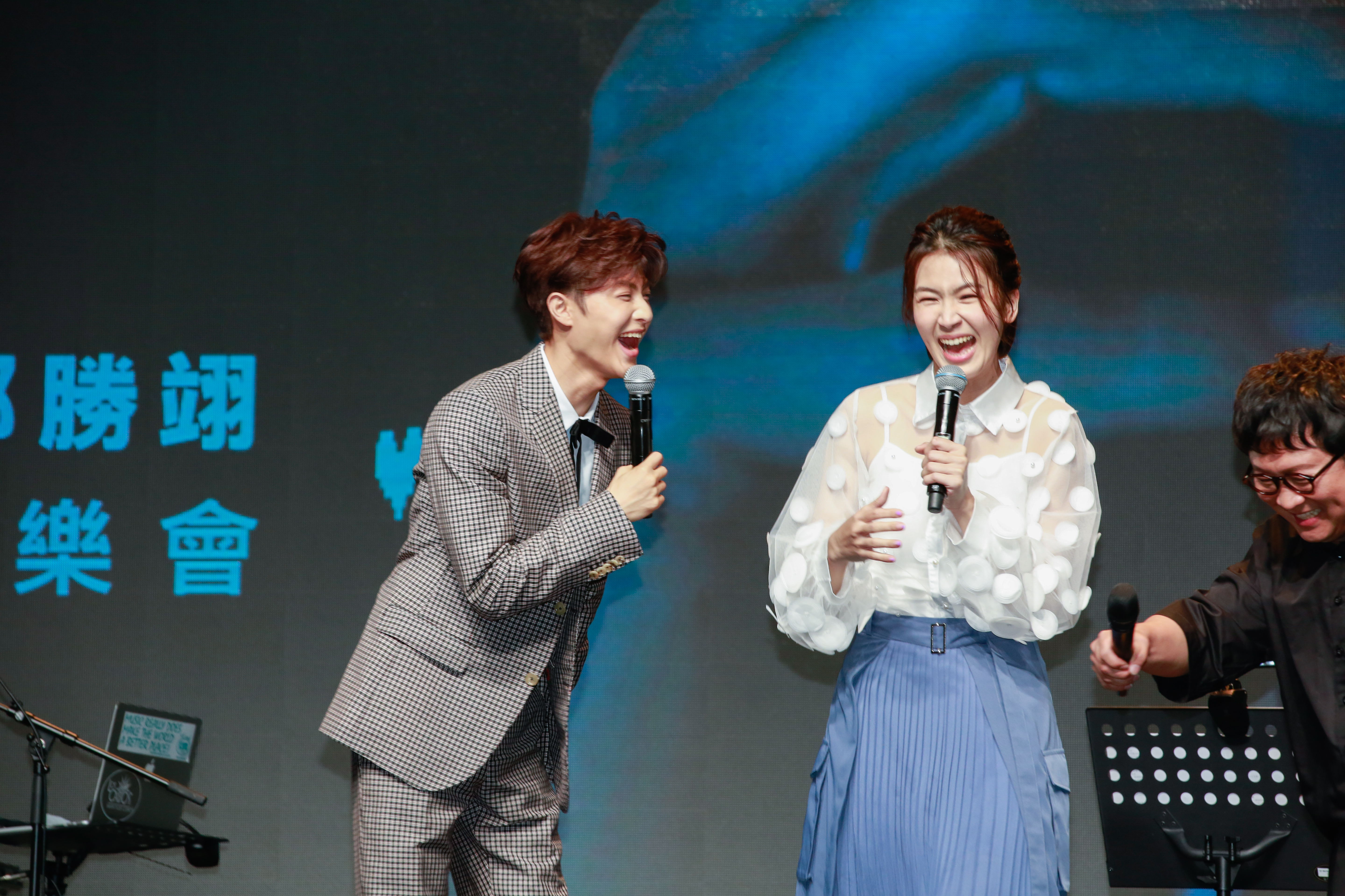 曾沛慈看完王子的寫真書，除了嘴甜誇他顏值高，還  笑說：「他上半身全脫了，刷牙又很可愛，看完想要他的  LINE。」