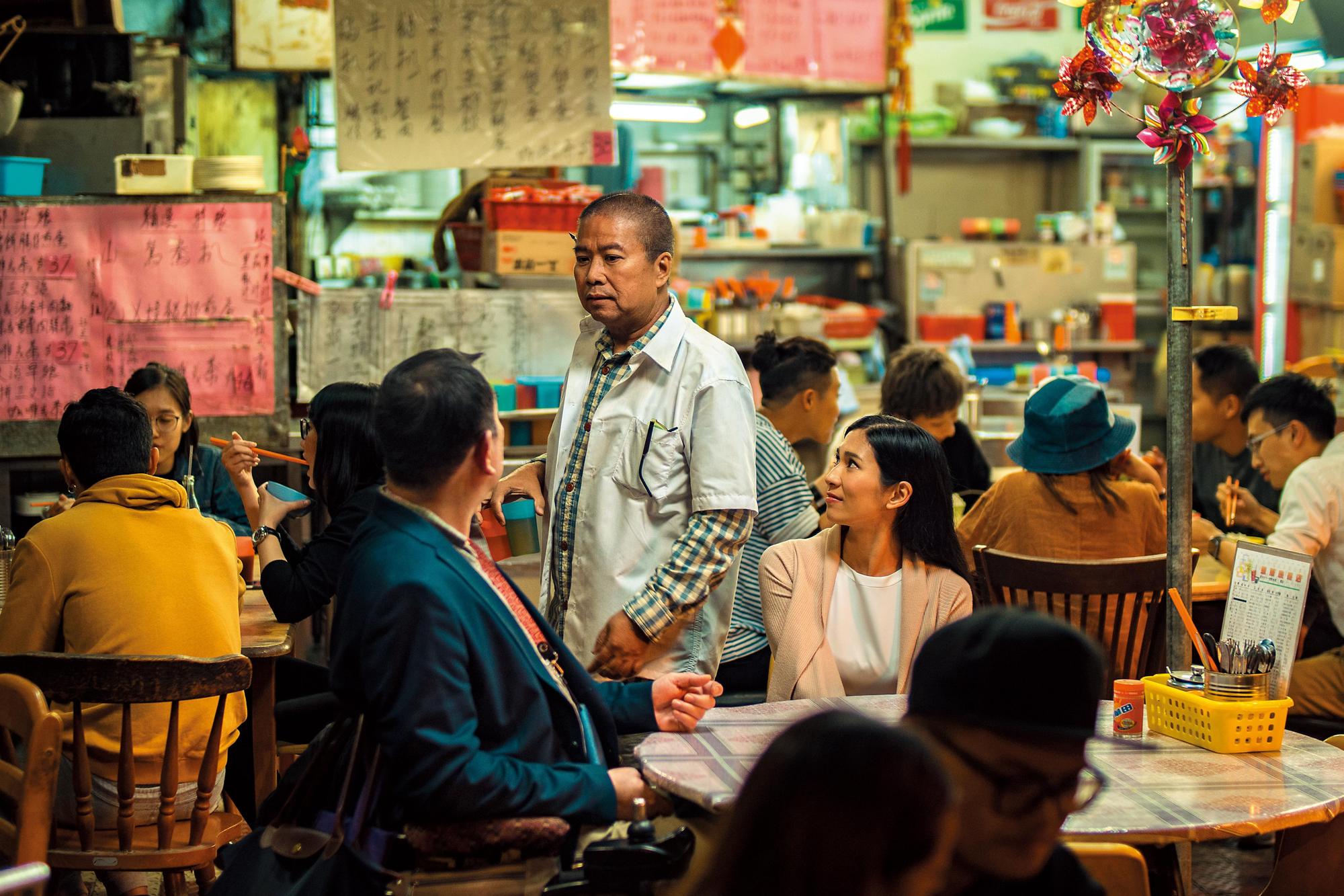 香港資深導演、監製陳果(中)協助掌控拍片預算、尋找工作人員,還親自下海客串演出。(甲上提供)