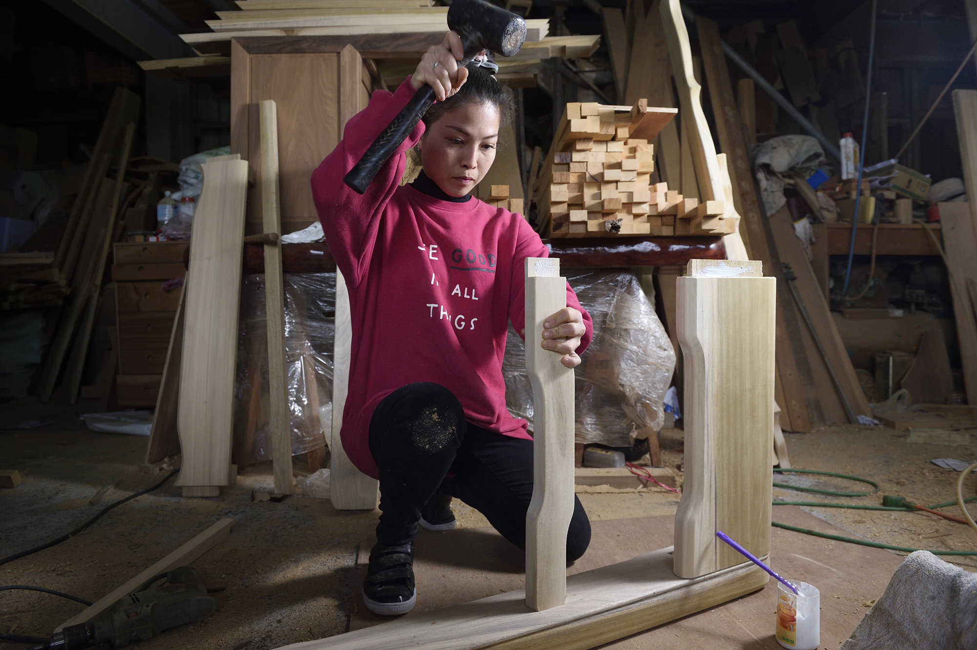 黃裕凰高中開始邊讀夜校邊當木藝學徒，現在繼承父業，是百年來第一位女木匠。