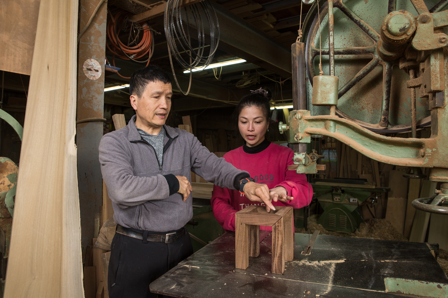 從事木工工作、製作神桌的黃國豪（左）20多年前不畏周遭閒言閒語收女兒黃裕凰（右）為徒，希望不愛念書的女兒能有一技之長。