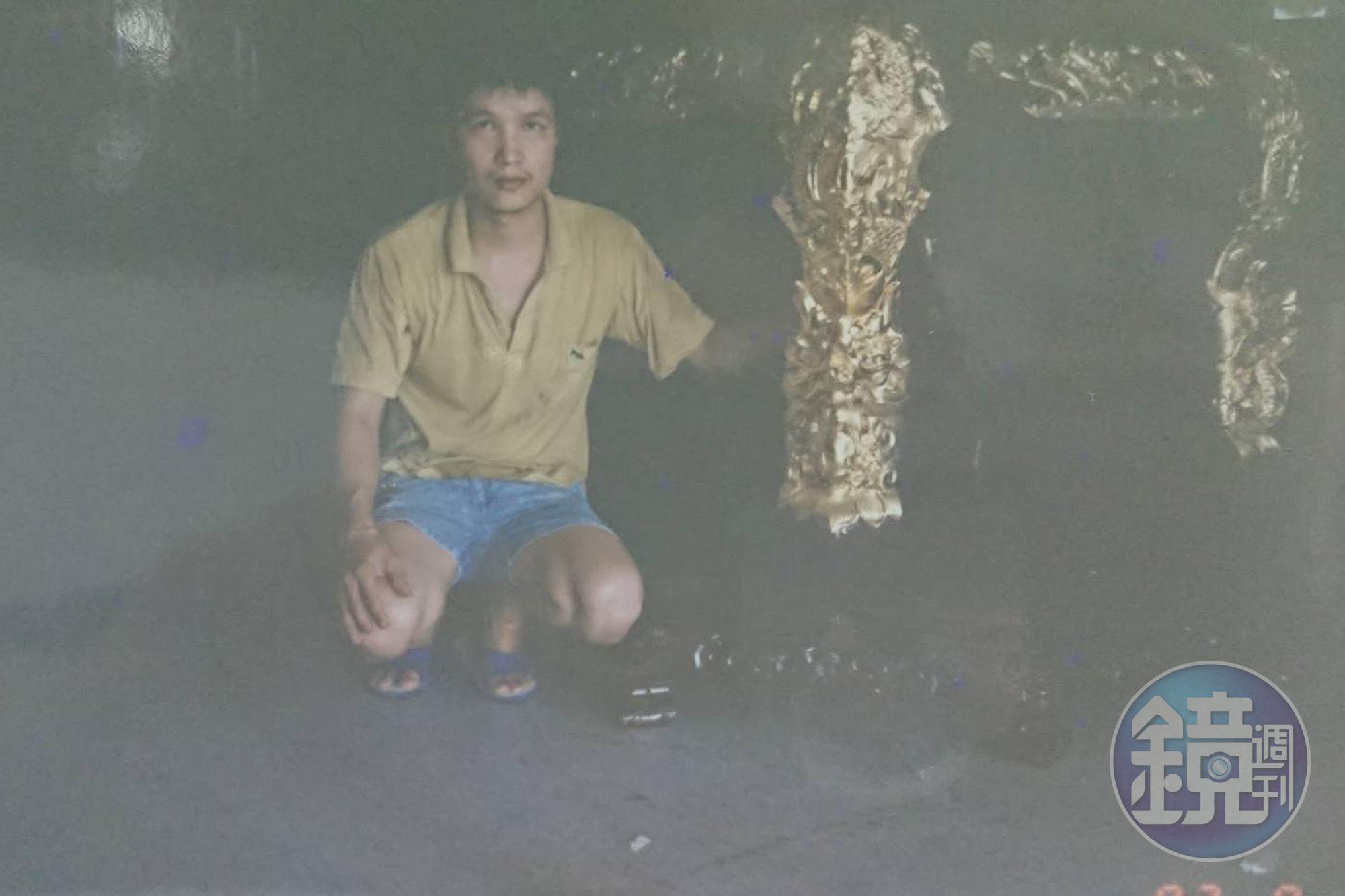 黃國豪相當有做神桌的天分,8個月就把一般學徒要學2年以上的技藝都學會了。(黃裕凰提供)