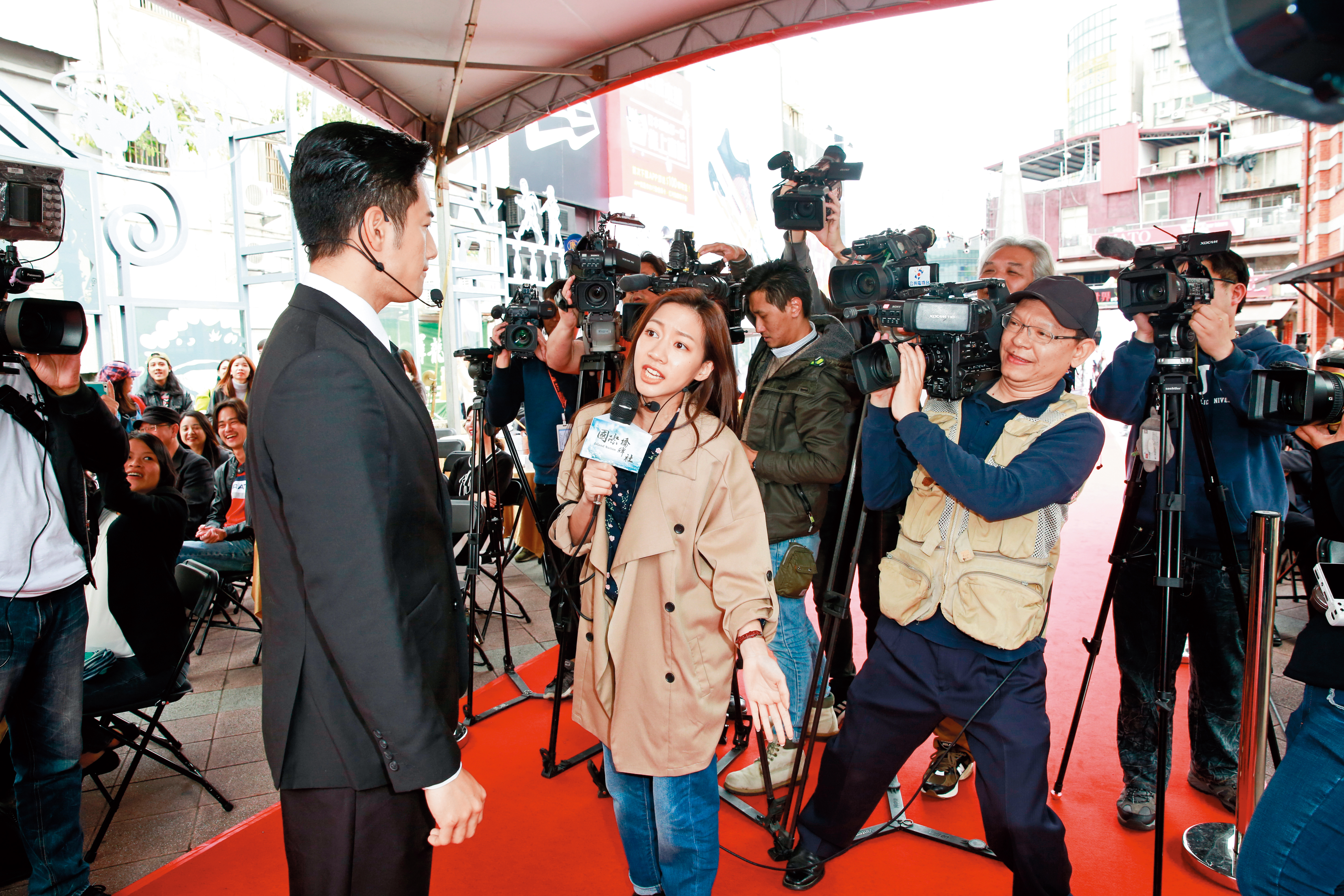 陳妤近期在Netflix新劇《國際橋牌社》挑戰記者角色。左為周孝安。(本刊資料室)