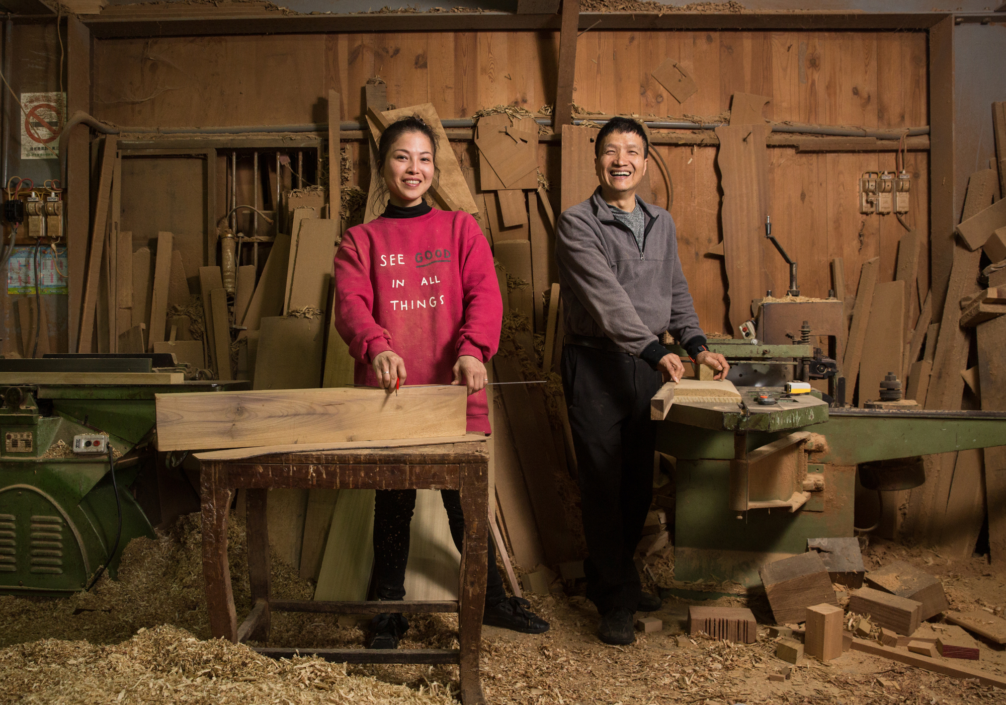 黃國豪（右）做神桌逾40年，原本不希望孩子走這行，但長女黃裕凰（左）不愛念書，讓他打破傳統，收女兒為徒。