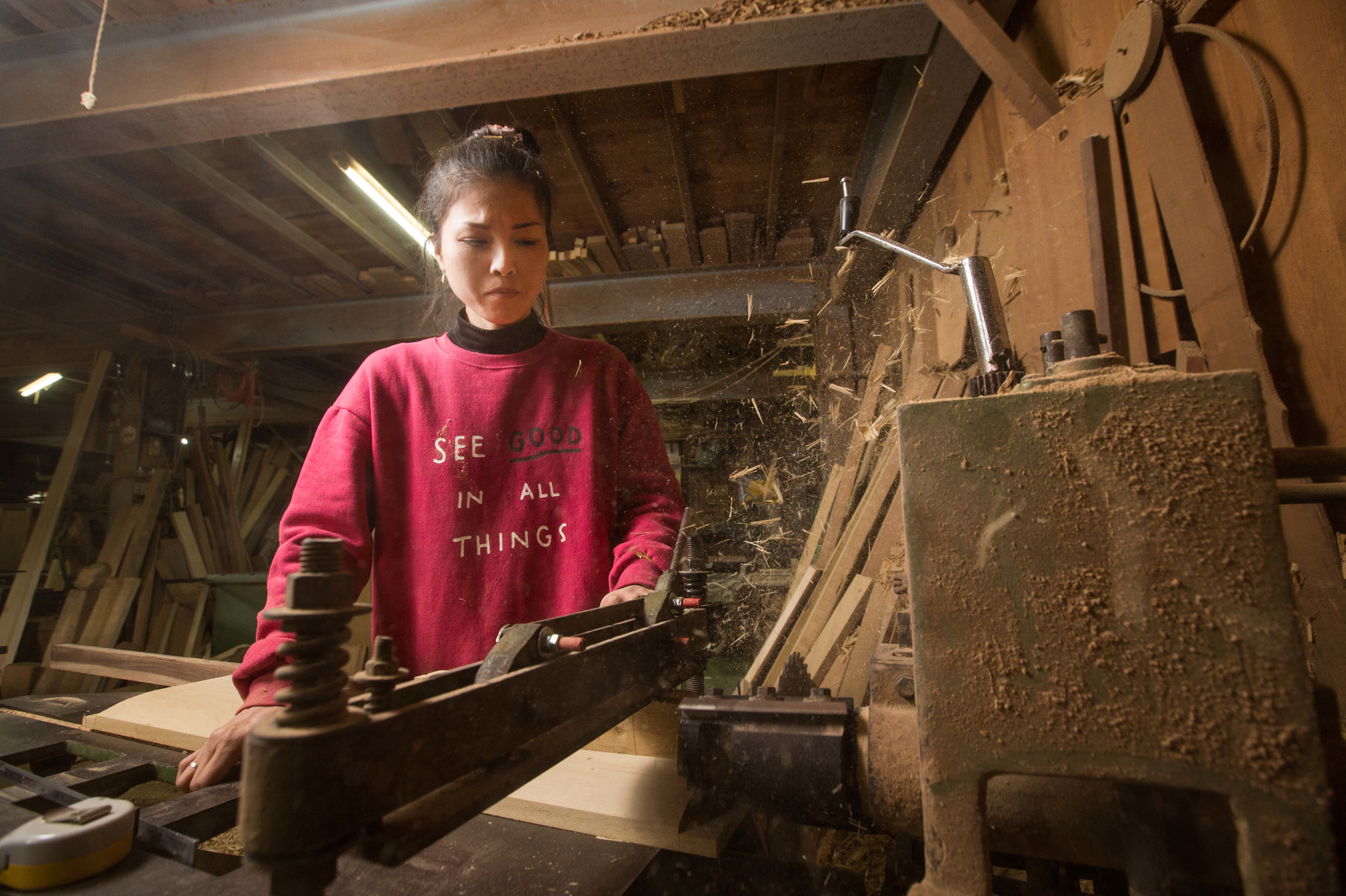 黃裕凰製做神桌時全神貫注、非常小心，稍不注意就可能會見血。