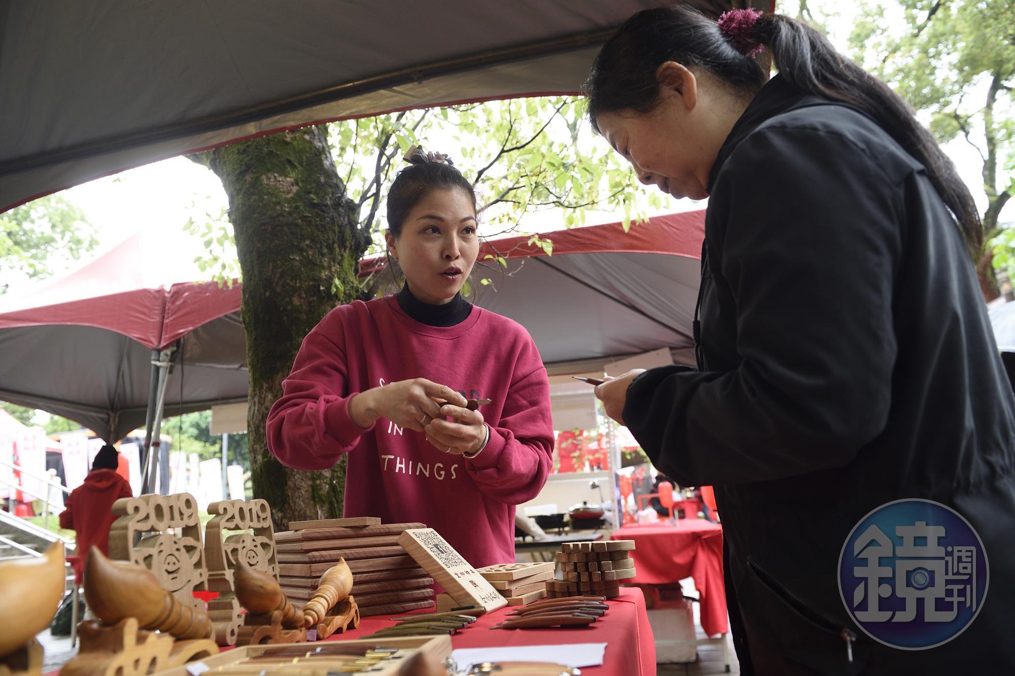 這幾年除了做神桌，黃裕凰（左）也會手工製作一些文創商品，在桃園市政府舉辦的活動場合擺攤販售。