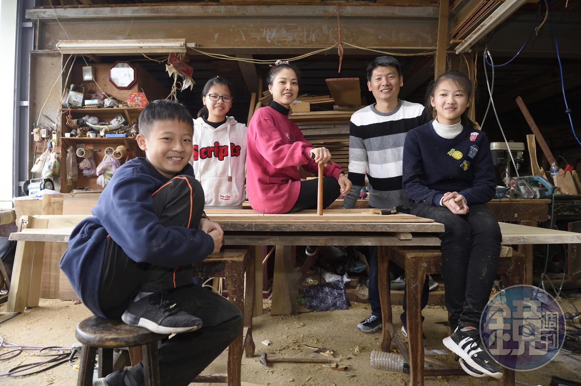 黃裕凰（中）和丈夫簡建穎（後排右）育有3個孩子，看母親工作辛苦，孩子們都想好好念書、不想接班。