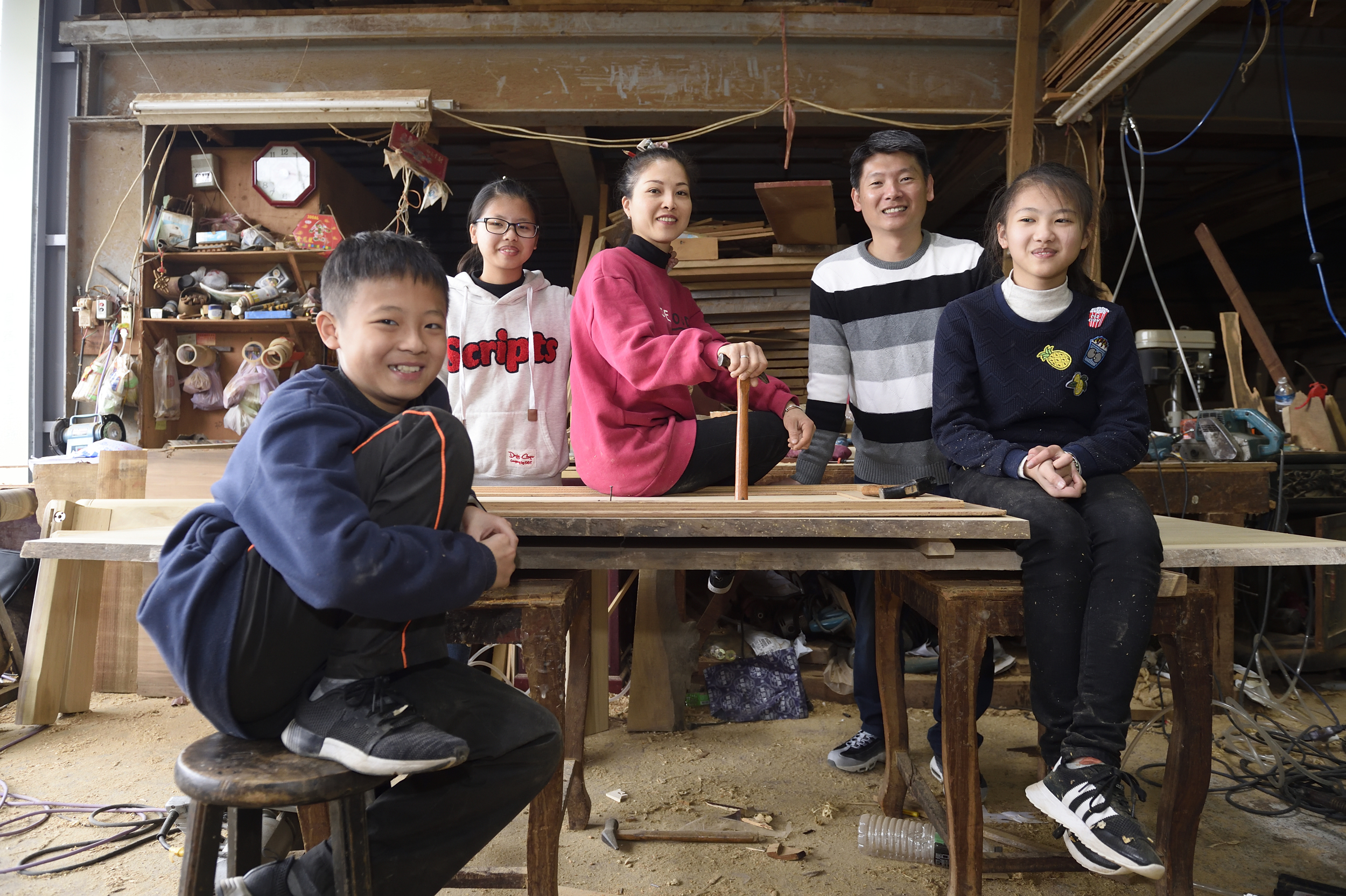 黃裕凰（中）和丈夫簡建穎（後排右）育有3個孩子，看母親工作辛苦，孩子們都想好好念書、不想接班。