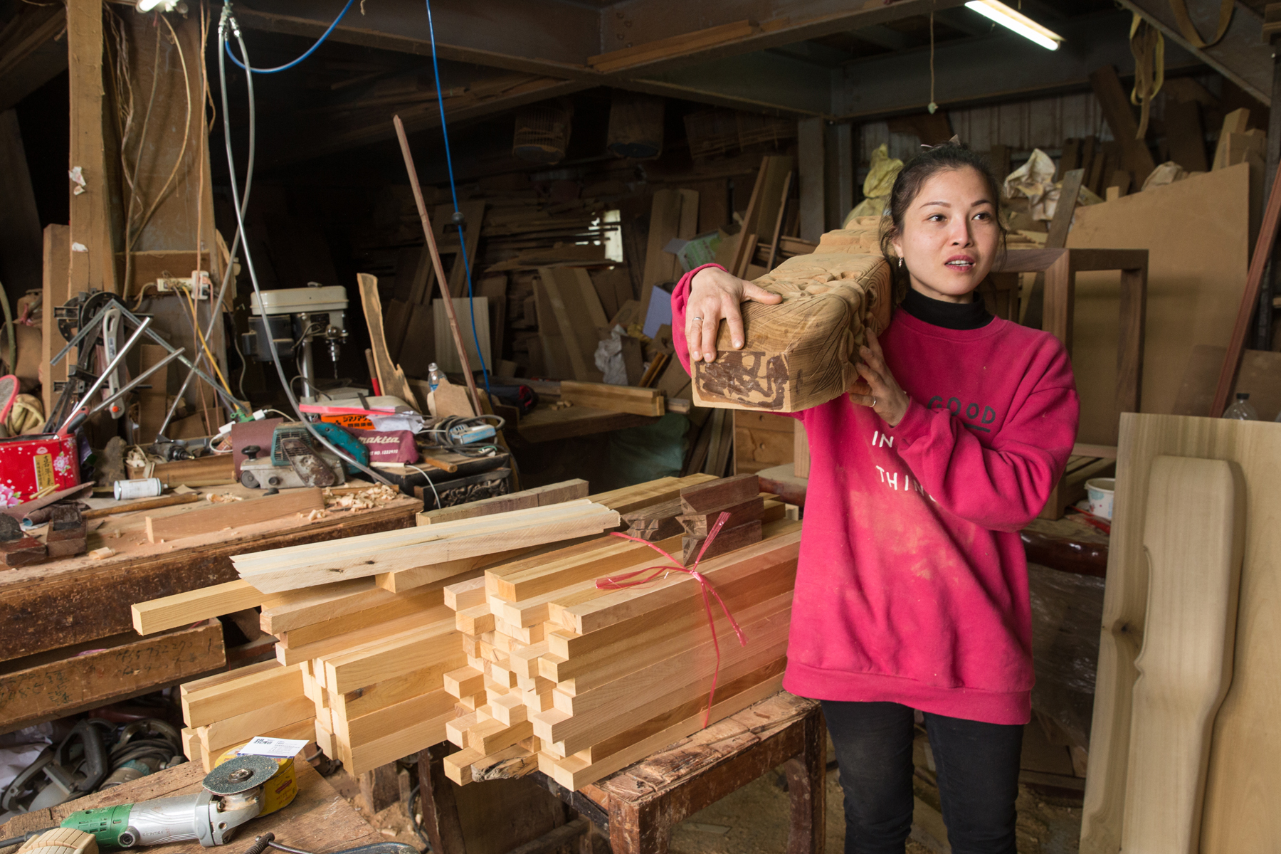 身為神桌木匠，雖然身形嬌小，黃裕凰常常要搬運4、50斤的木料。