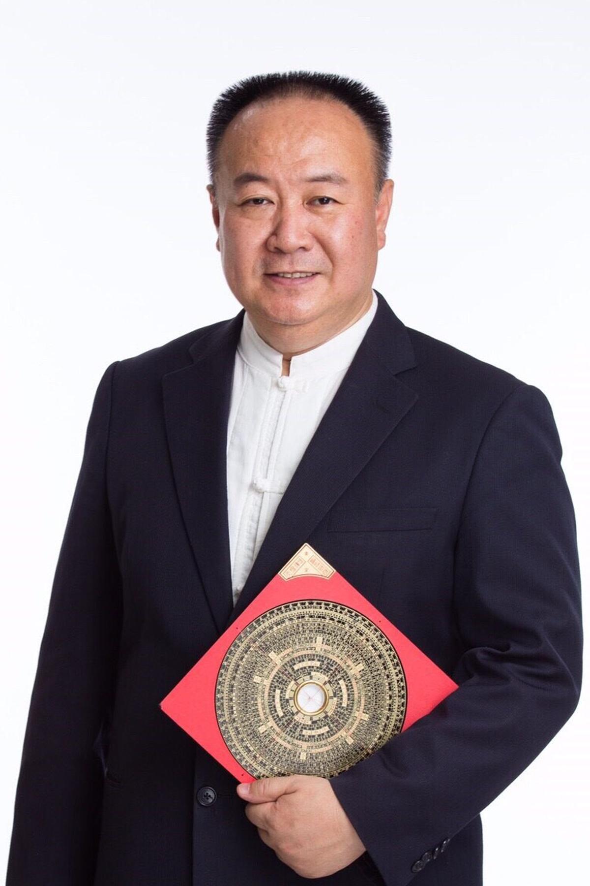 命理專家謝沅瑾指出,製做神桌需要體力,因此過往鮮少有女性從事相關行業,但民俗上並未限制女性不能製做神桌。 (謝沅瑾提供)