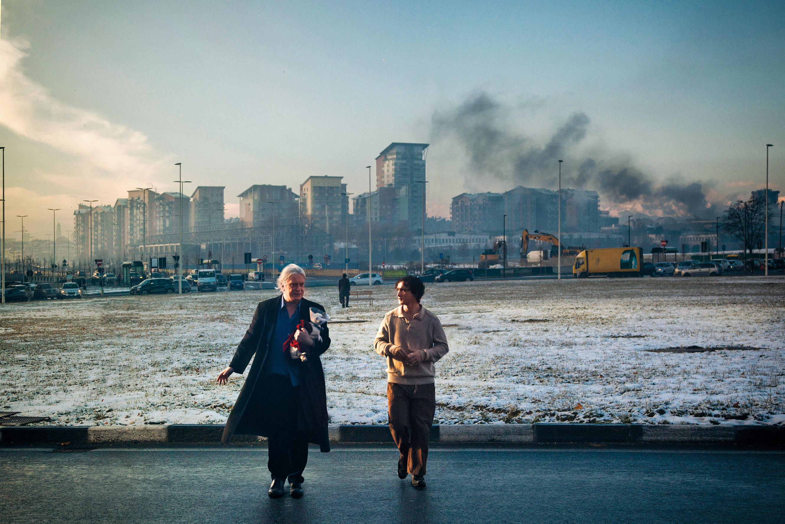 年輕農民拉札洛穿越時空到多年以後，導演以魔幻現實手法，將現代都市化的悲劇，昇華成無法言喻的古老傳說。（鏡象提供）