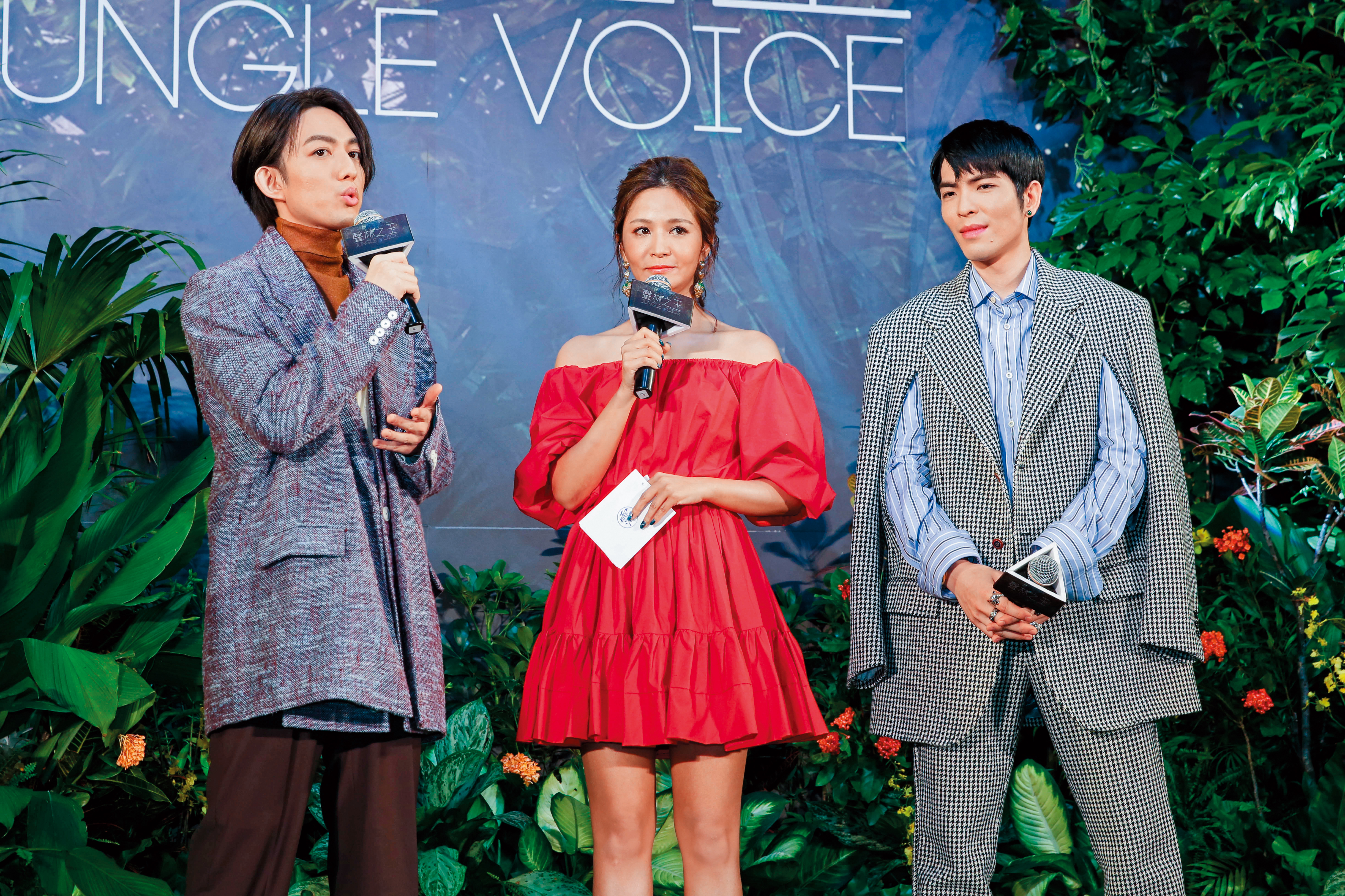 主播出身的吳怡霈（中）口齒清晰，主持《聲林之王》記者會時表現穩健。左為林宥嘉、右為蕭敬騰。