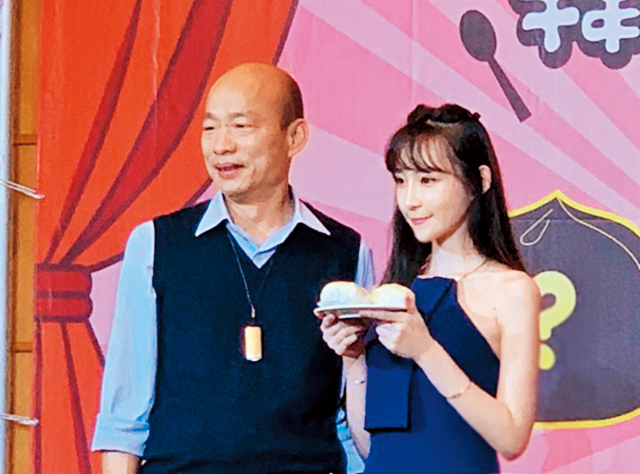 包子妹今年擔任高雄包子大賽代言人，還特地帶了自家的包子送給高雄市長韓國瑜（左）。（翻攝自牟芝緹IG）