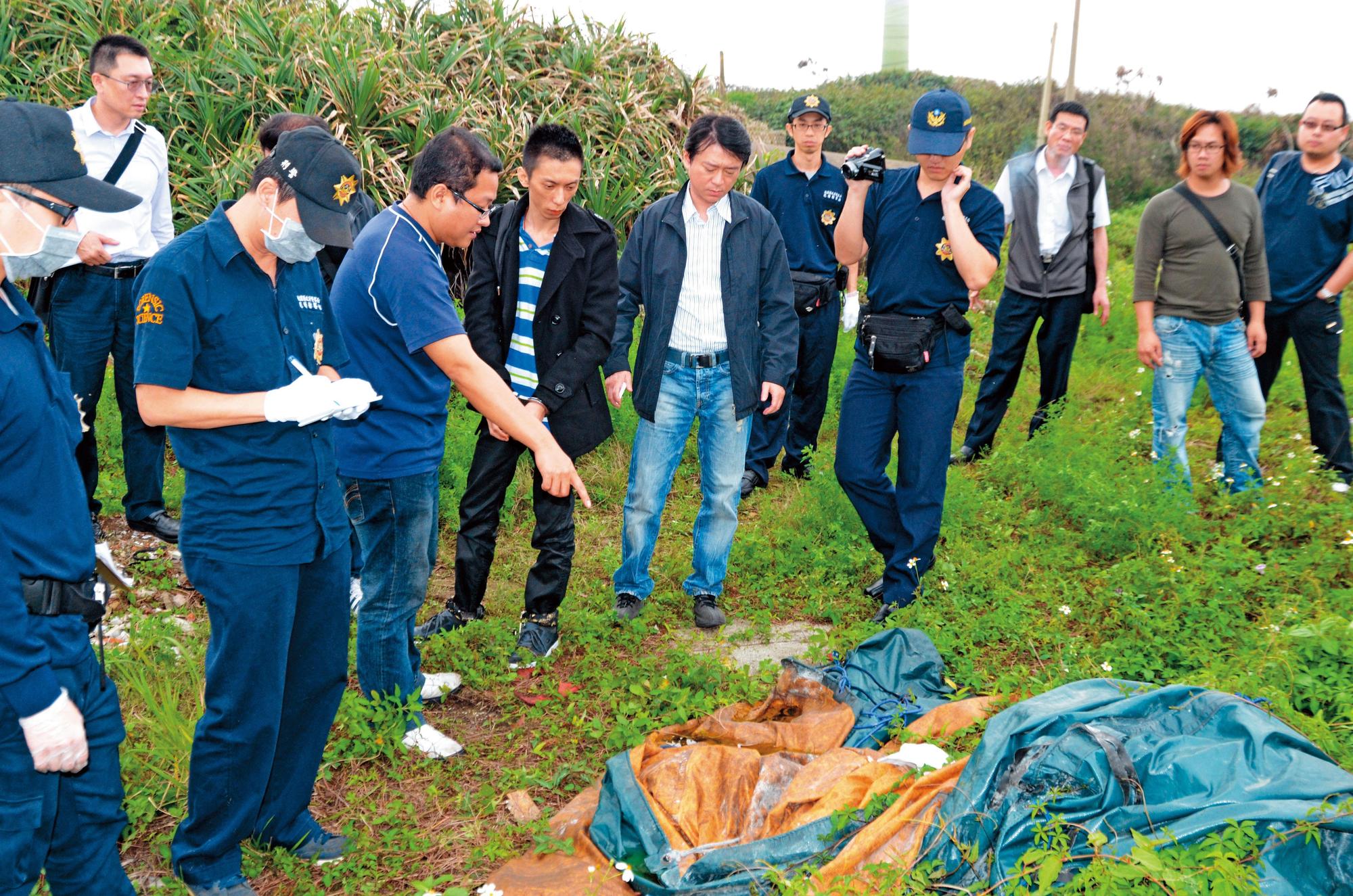 從共犯陳世偉口中得知陳文軒被棄屍的地點後,檢警出動大批人力到現場蒐證尋找遺體。(警方提供)