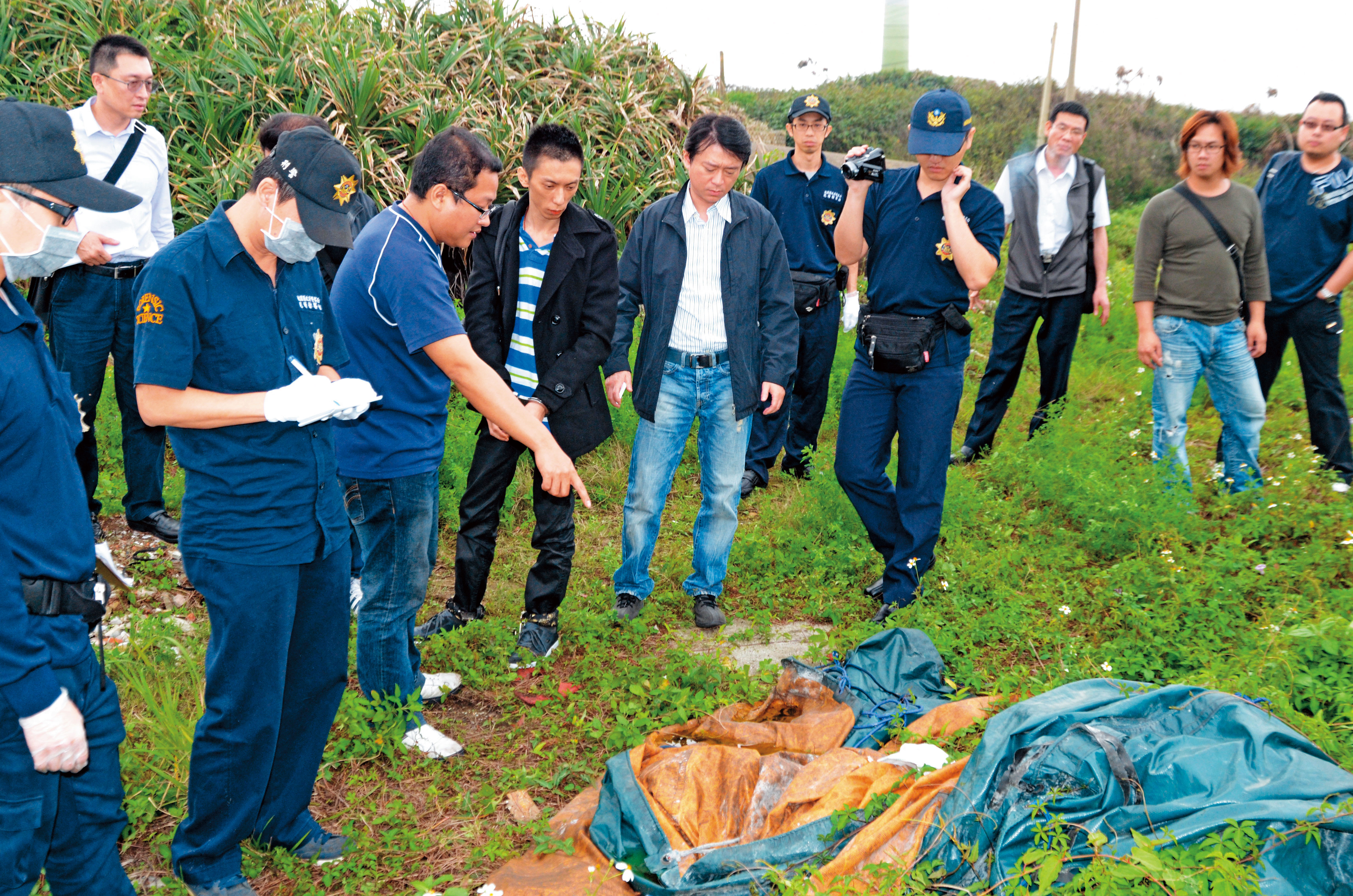 從共犯陳世偉口中得知陳文軒被棄屍的地點後，檢警出動大批人力到現場蒐證尋找遺體。（警方提供）