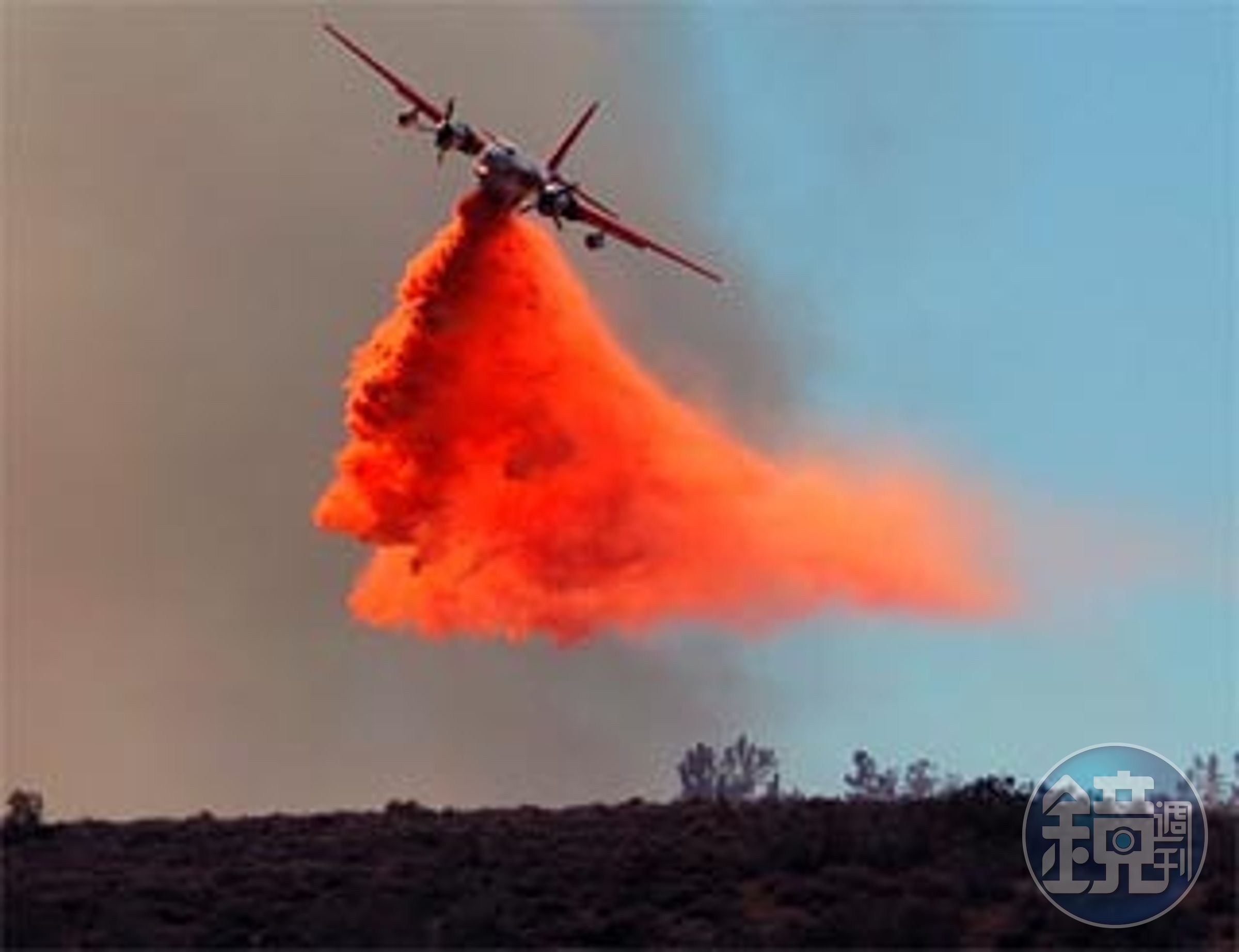 越戰期間，美方以軍機載運，噴灑了8000萬公升的橙劑，破壞森林以揭露敵方的藏身處。（翻攝自usnaclasses）