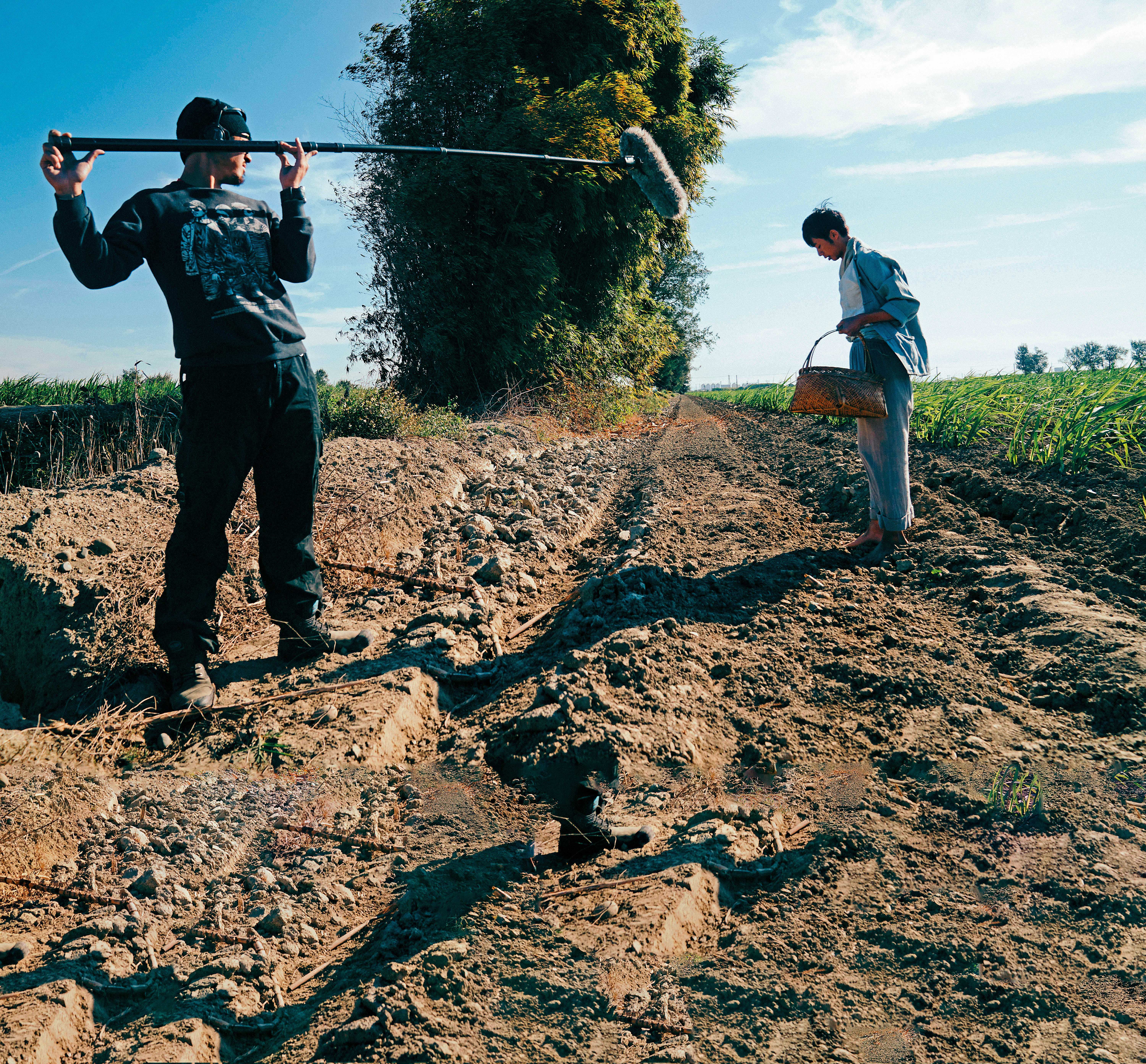 《日據時代的十種生存法則》以農民困苦生活為背景，有許多甘蔗園及南部鄉村場景。（客家電視提供）