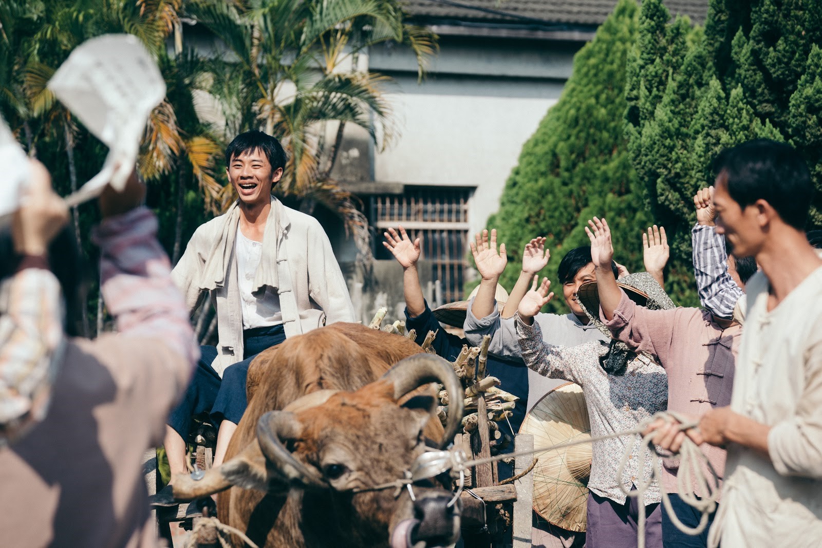 吳政迪在劇中飾演弟弟秦得參，一心求豐收賺大錢，最終逃脫不了被剝削的命運。（客家電視提供）