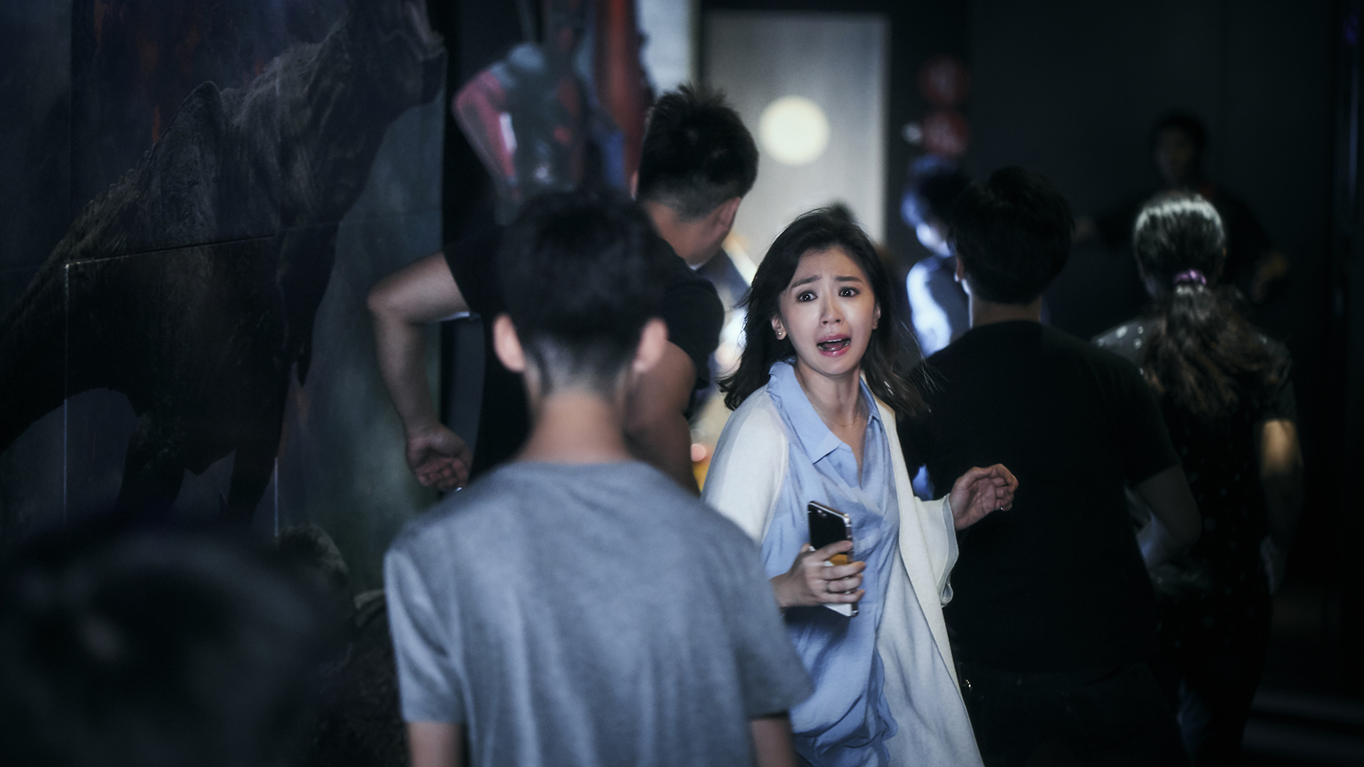 《我們與惡的距離》中，賈靜雯飾演的電視新聞台主管宋喬安，經歷了兒子被無差別殺人凶手槍殺的悲劇。（公共電視提供）