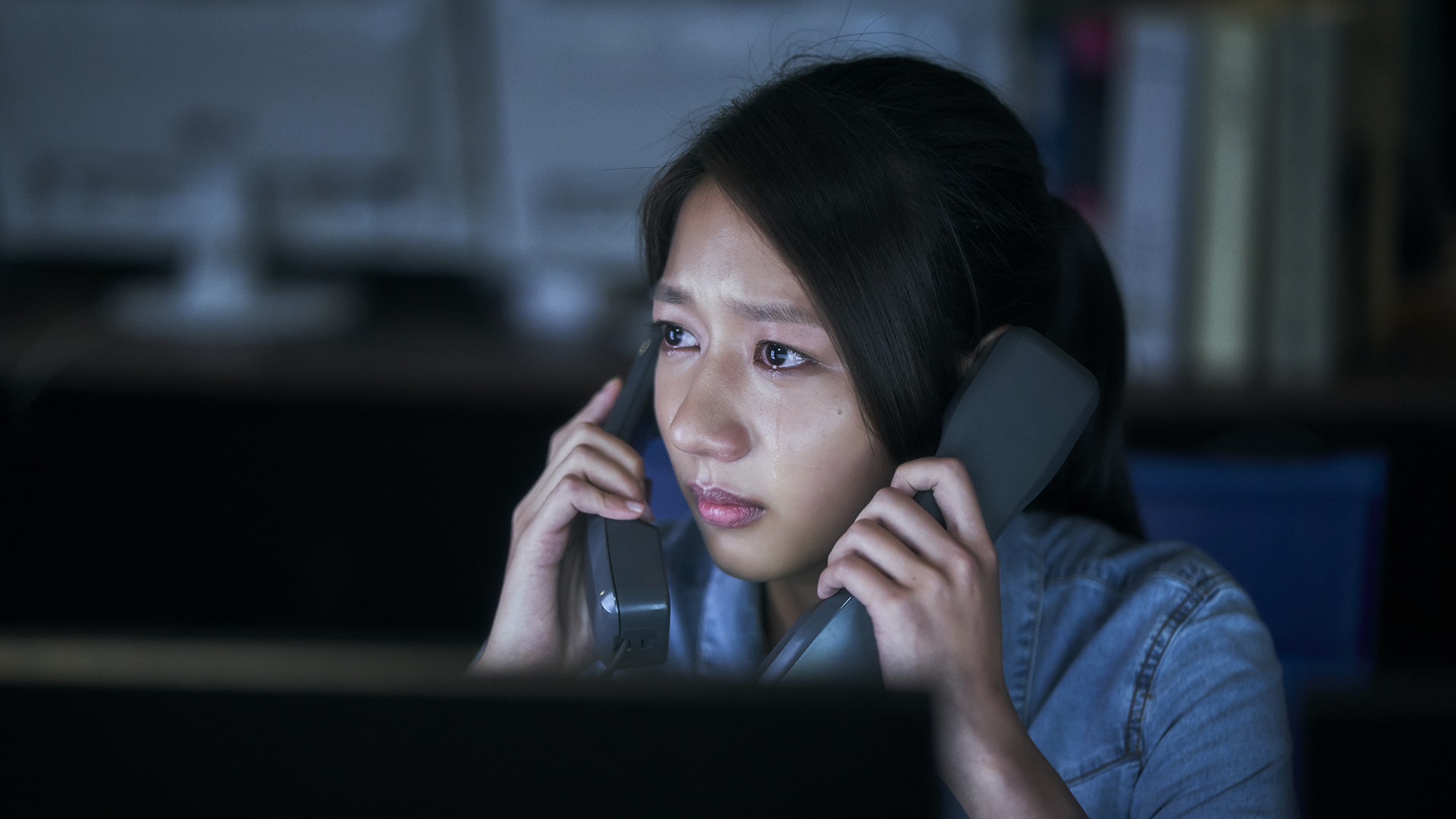 《我們與惡的距離》中,陳妤飾演殺人犯李曉明的妹妹,改名後在新聞台工作。(公共電視提供)