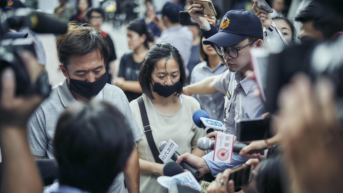 《我們與惡的距離》重用資深演員,飾演殺人犯李曉明父母的檢場(左一)與謝瓊煖(左二)都說明了中年人匍匐前進的狼狽身影。(公共電視提供)
