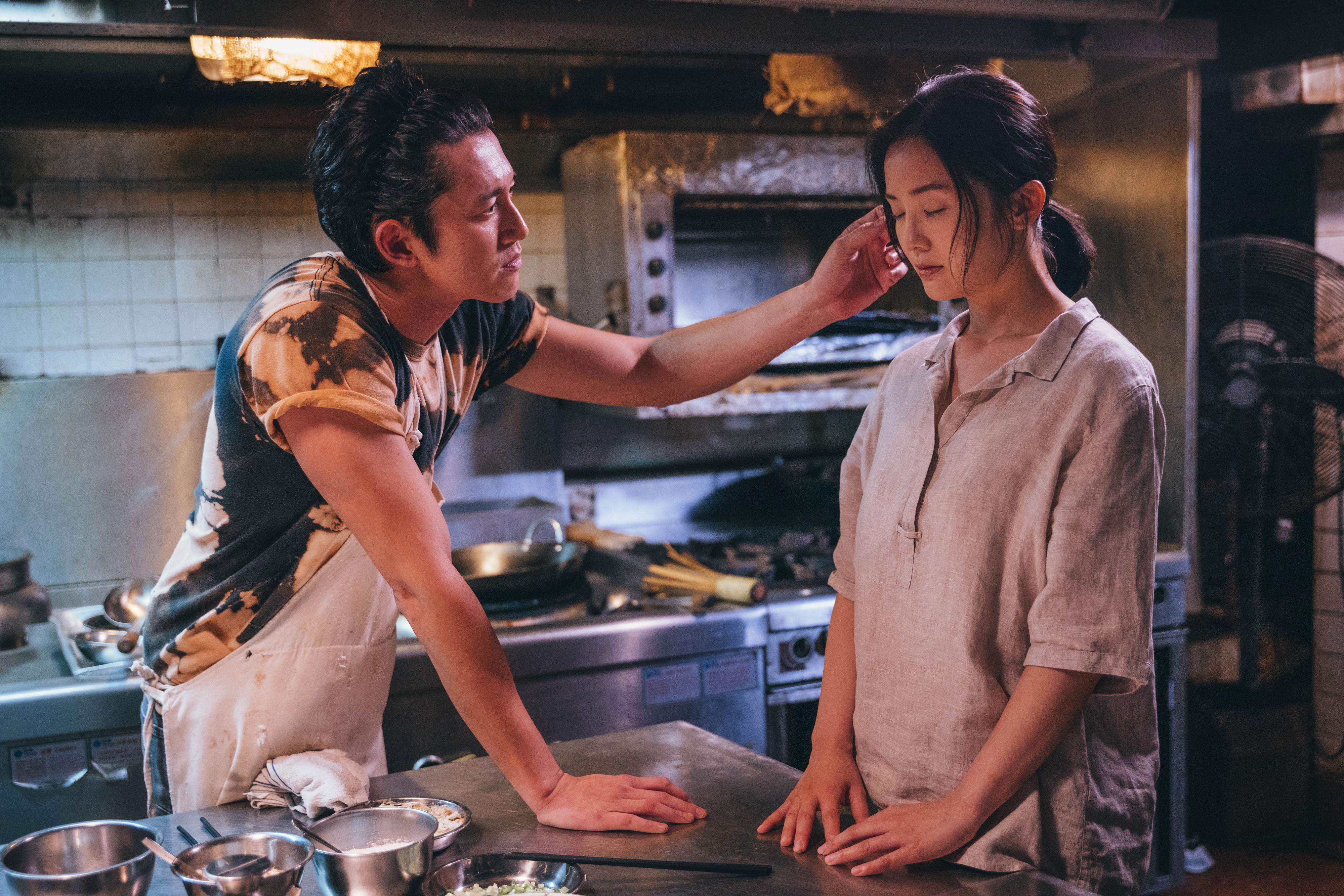 吳慷仁為《非分熟女》拜師學廣東話，可惜還是講錯音，讓對手阿Sa狂笑NG。（華映提供）