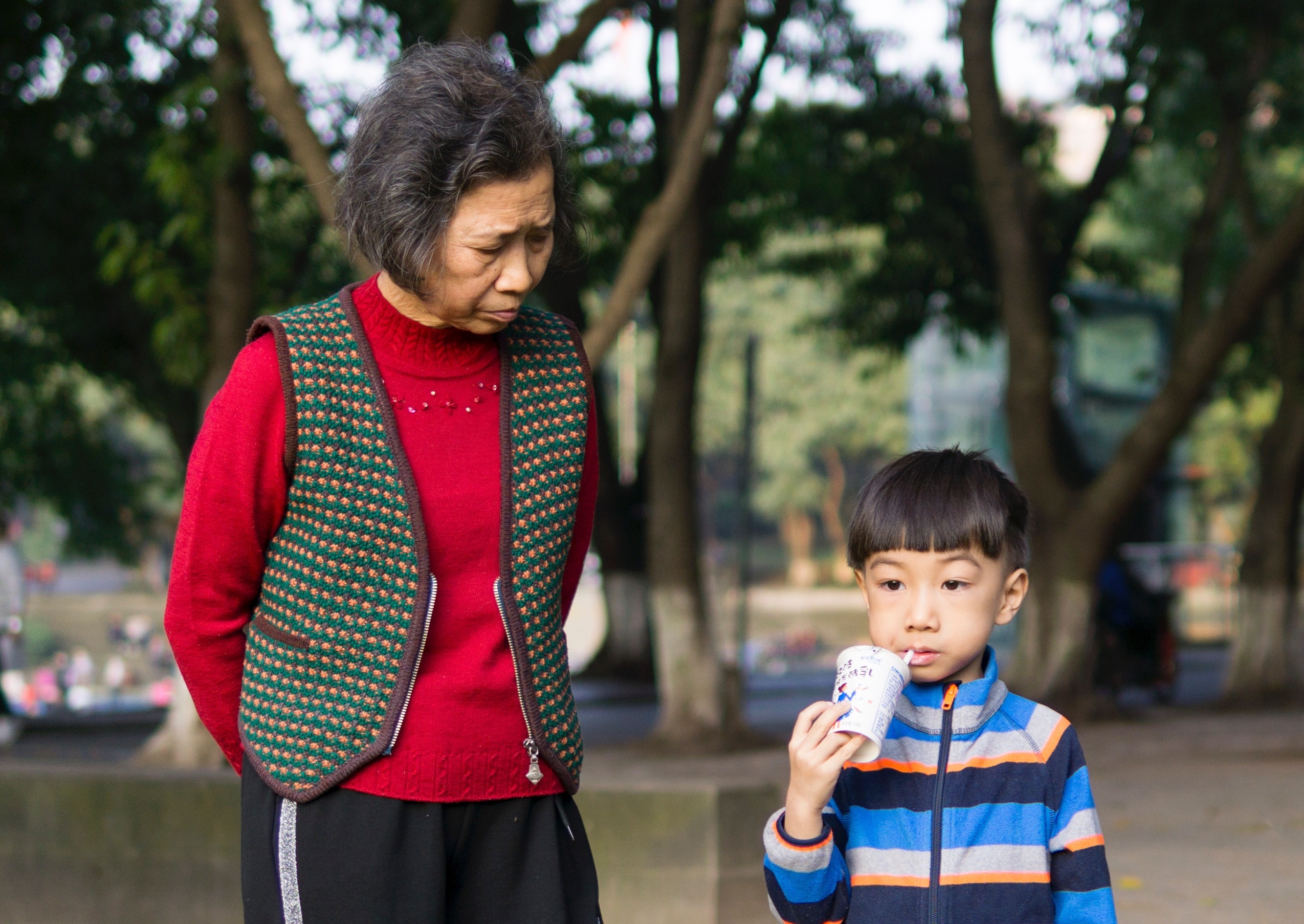 因父母無法行使親權，由祖父母扶養孫兒的情況並不罕見。圖為示意圖，非當事人。（pexels）