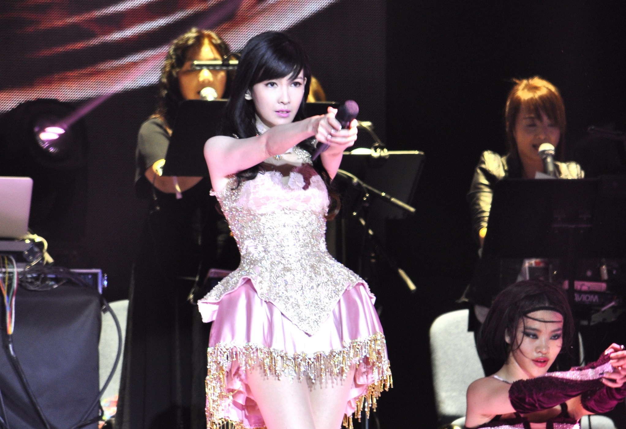 周慧敏演唱會除了砸重金製作，也會挑戰性感造型露出美腿。（寬宏藝術、福茂唱片提供）