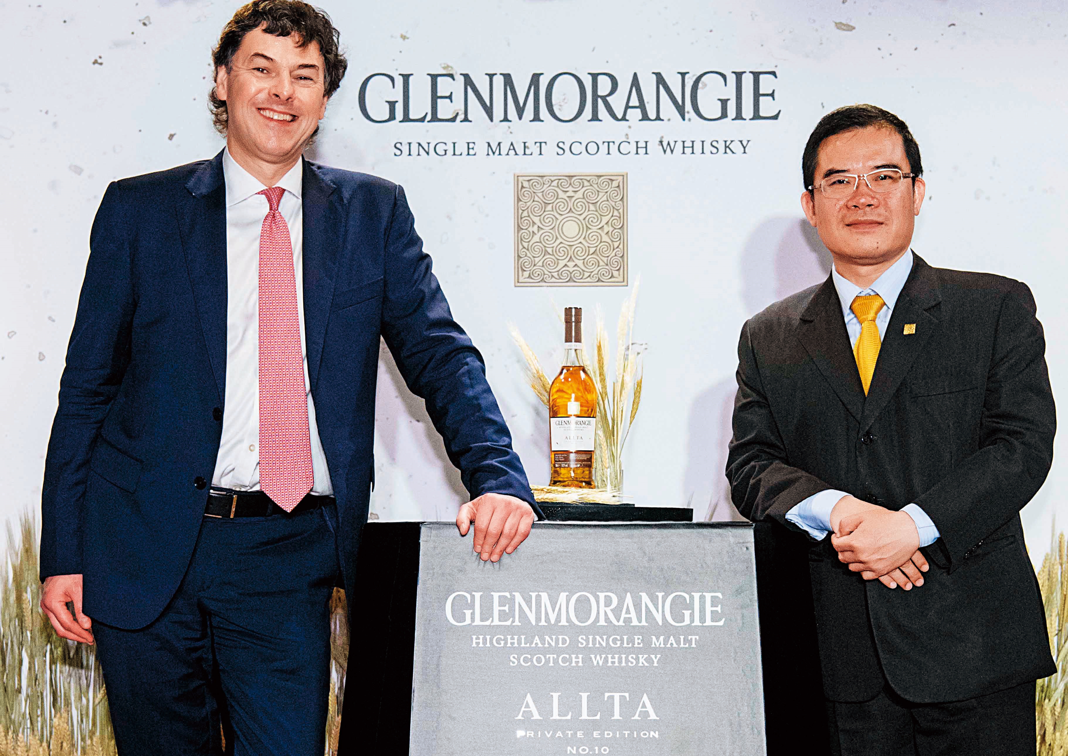 格蘭傑蒸餾釀製及窖藏總監比爾博士（左）與台灣區品牌大使張立成Murphy（右），攜手帶給台灣威迷許多新視野。