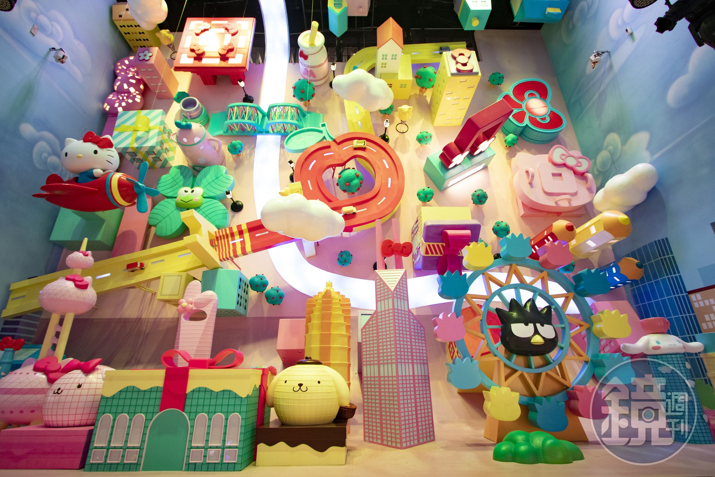 進到「Hello Kitty上海灘時光之旅主題館」，入眼就是三層樓高的「萌翻上海」主題牆，上海地標全都變得超萌。（上海Hello Kitty主題館提供）