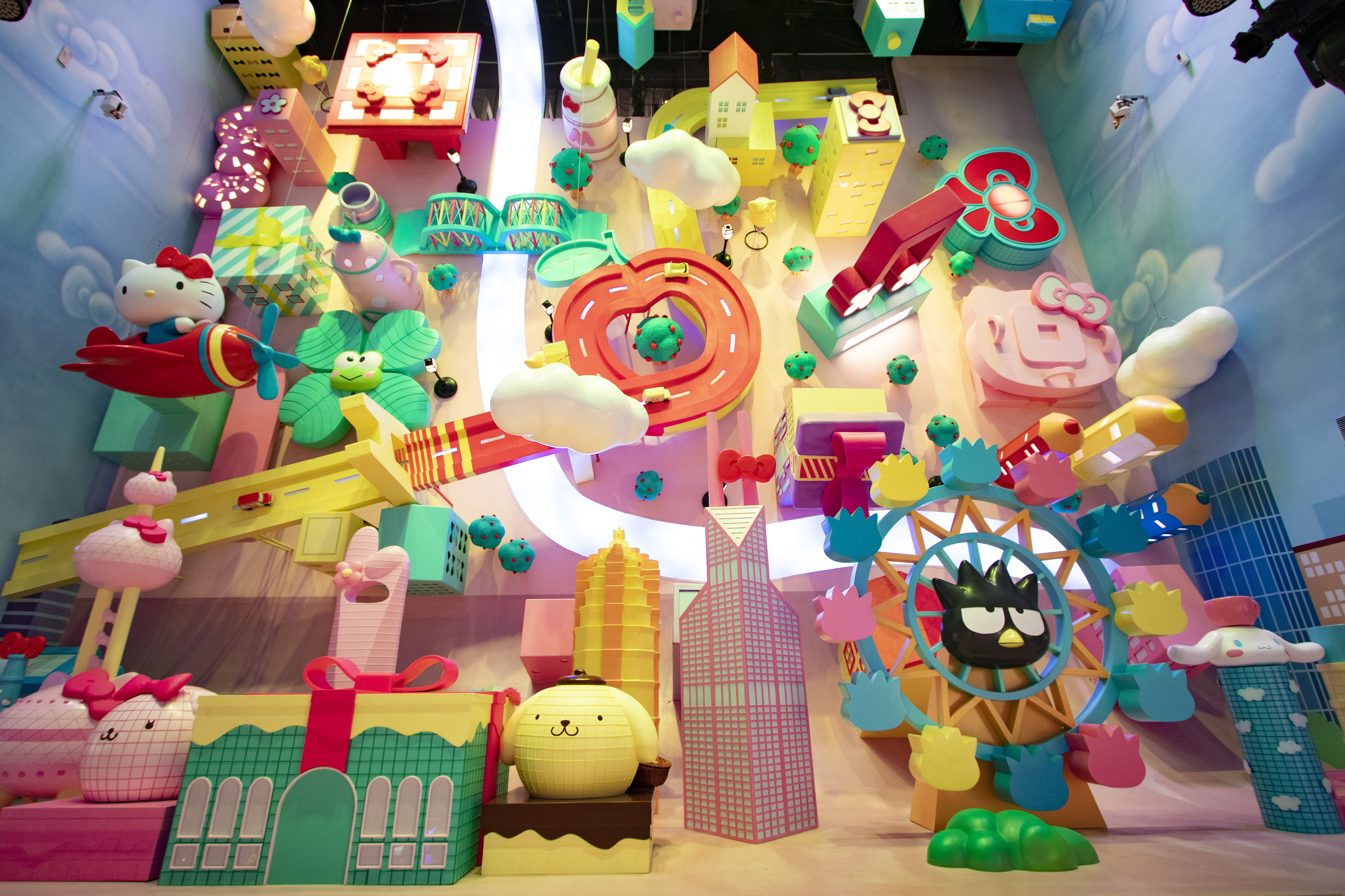 進到「Hello Kitty上海灘時光之旅主題館」，入眼就是三層樓高的「萌翻上海」主題牆，上海地標全都變得超萌。（上海Hello Kitty主題館提供）