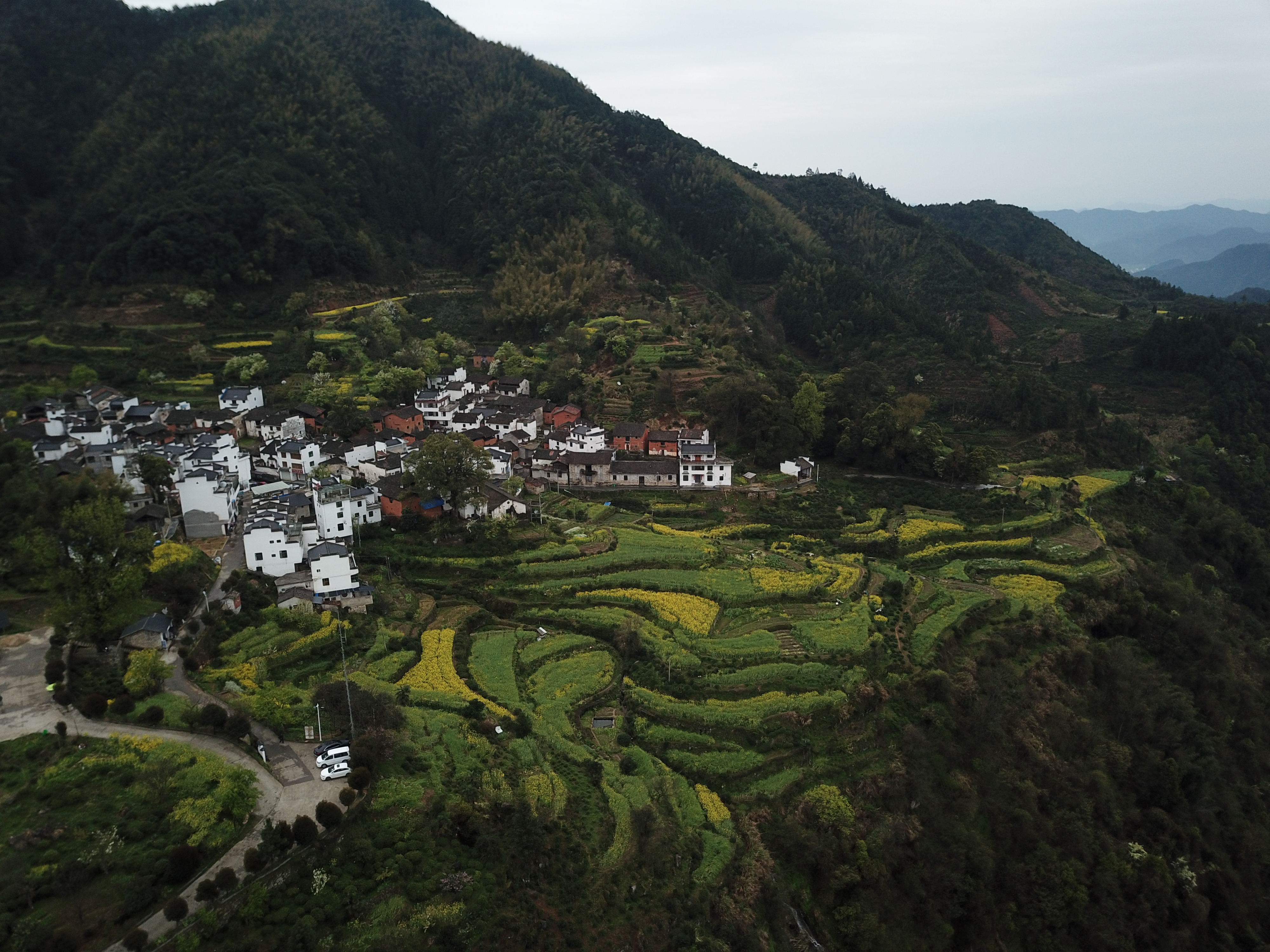 被黃綠相間的梯田包圍的「查平坦」，是一處明代流傳至今的古村。