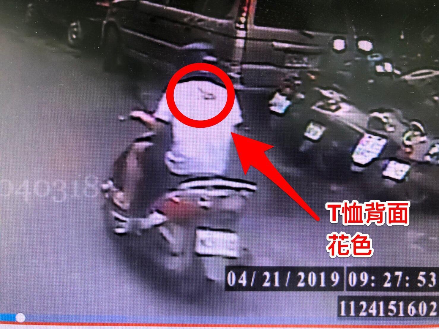 警方公布當天監視器影像所拍到的吳父穿著，希望民眾能夠協助提供線索。 （翻攝畫面）