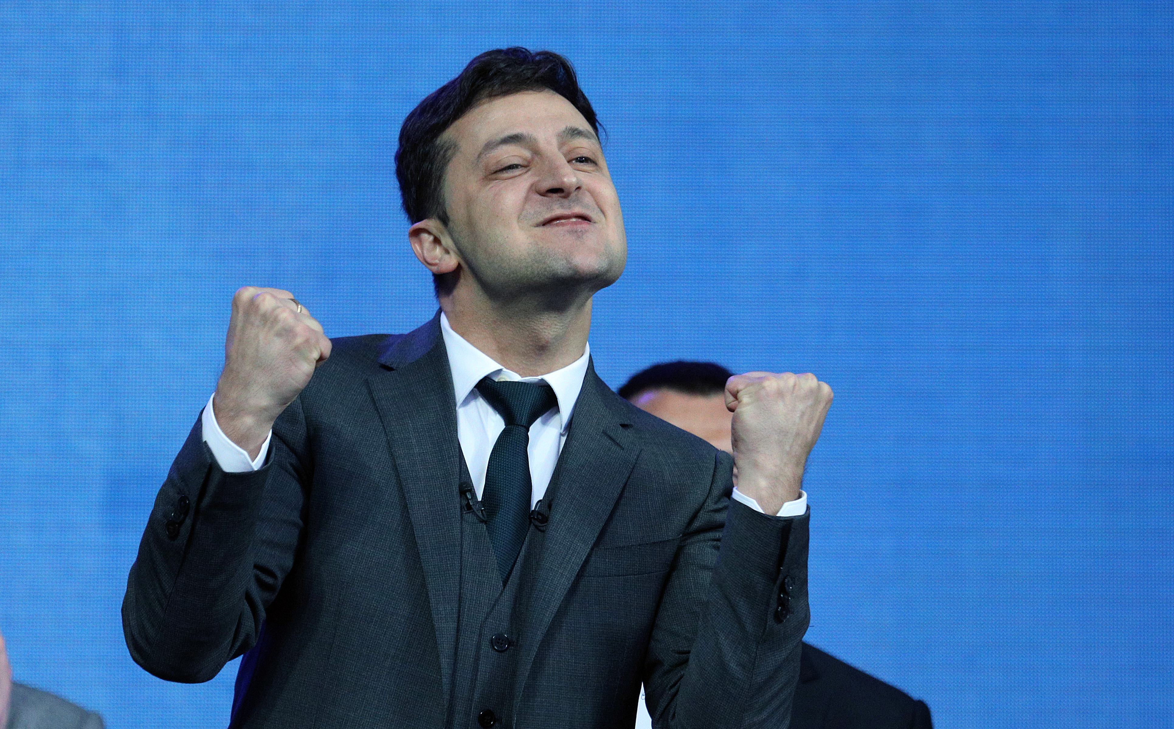 2019年4月19日，烏克蘭總統大選前夕最後一場辯論會，澤倫斯基在台上雙拳握緊，表情生動。（東方IC）