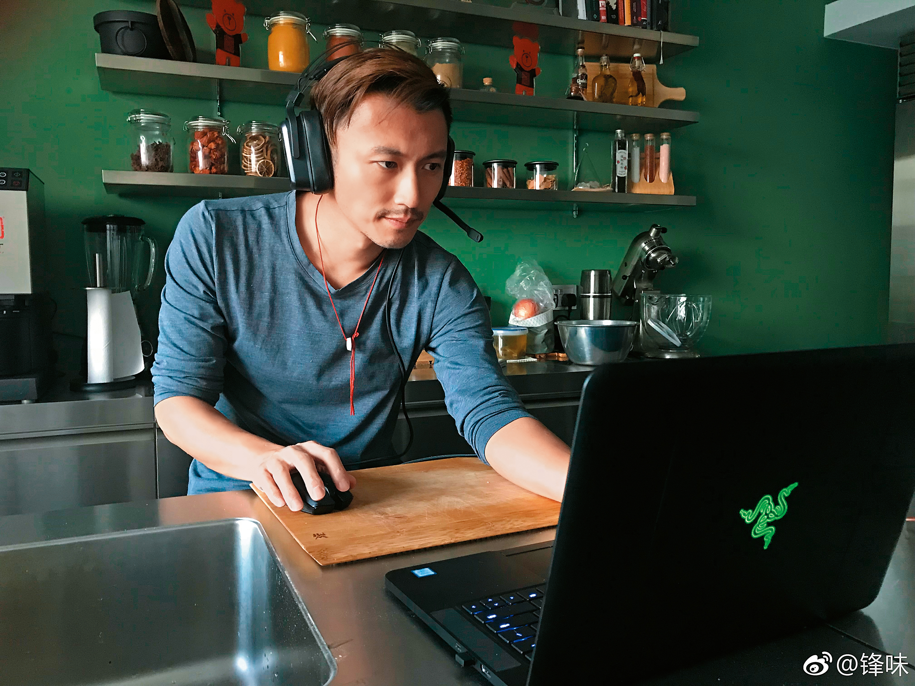 英皇娛樂來台組電競戰隊，除投資上千萬元投資電競項目外，也找來謝霆鋒當隊長。（翻攝自鋒味微博）