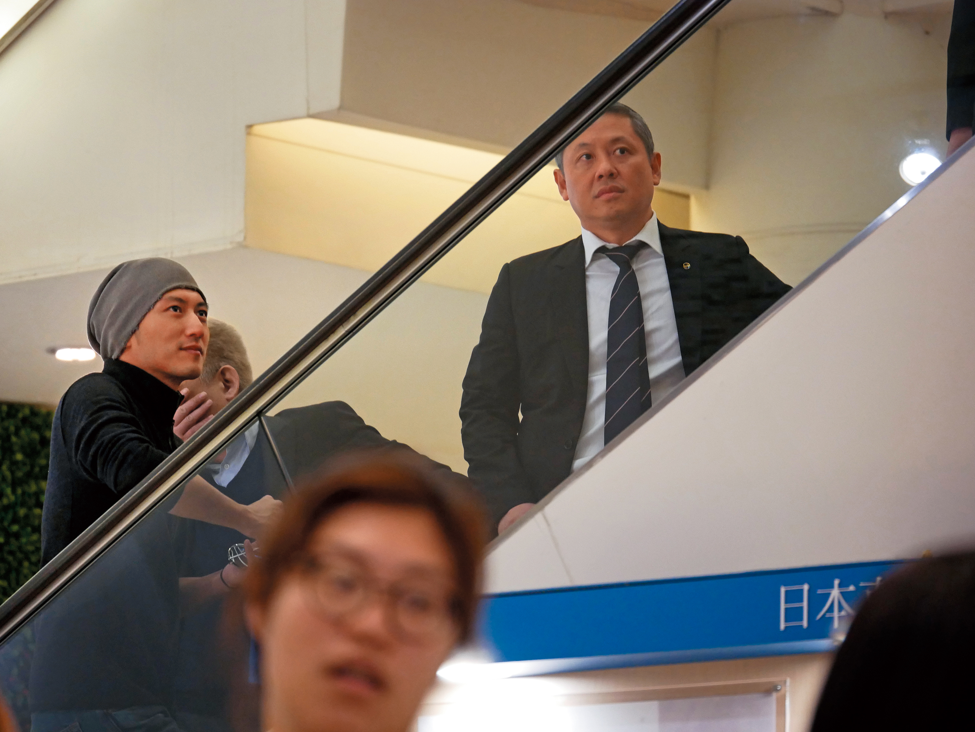 謝霆鋒（左）個人食品品牌「鋒味」在中、港兩地大受歡迎，今年1月更來台與微風廣場董事長廖鎮漢（右）見面，商談相關合作。