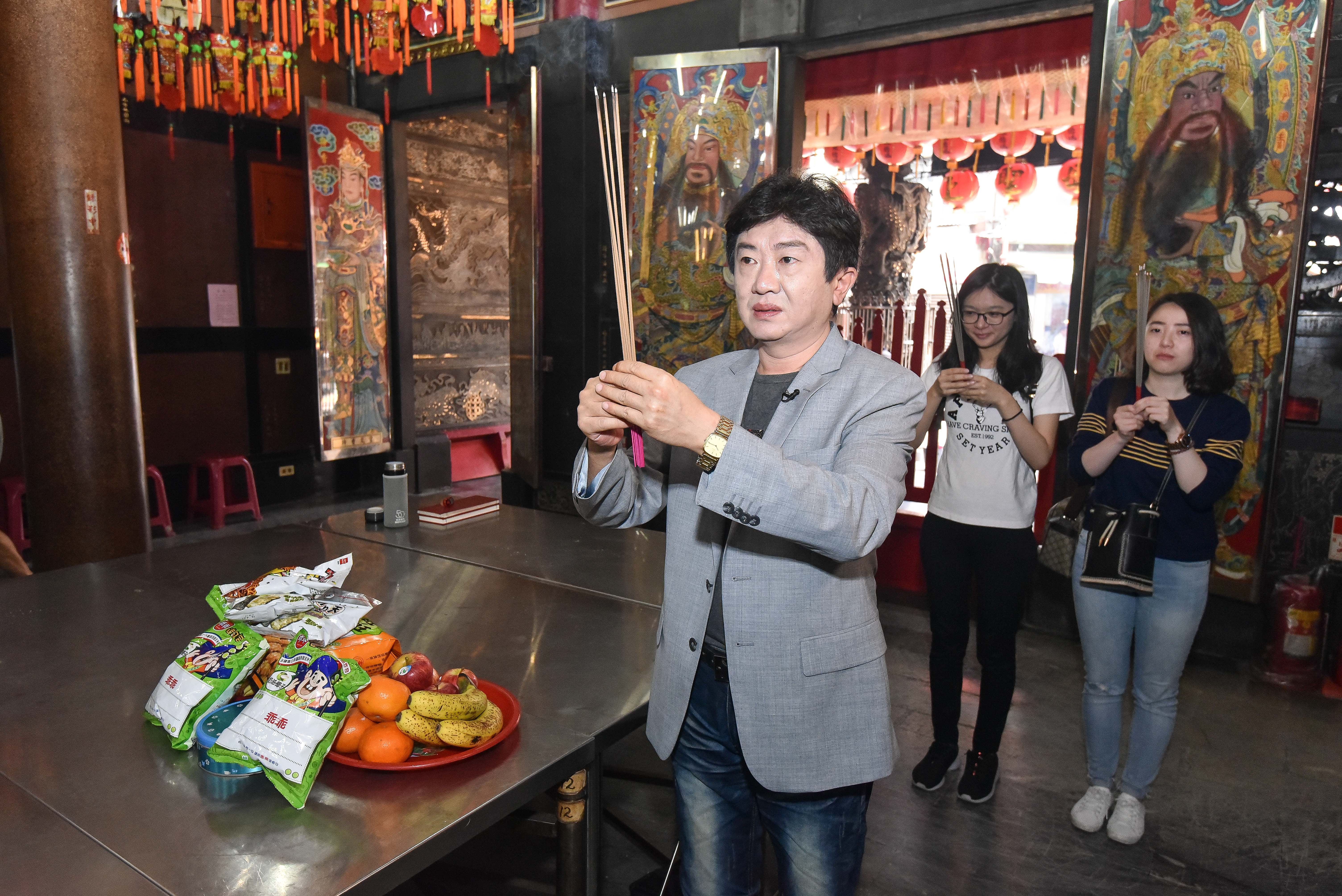 彭華幹（幹哥）今（22日）帶著節目團隊前往板橋慈惠宮參拜媽祖，請媽祖指點迷津。（ETtoday新聞雲提供）