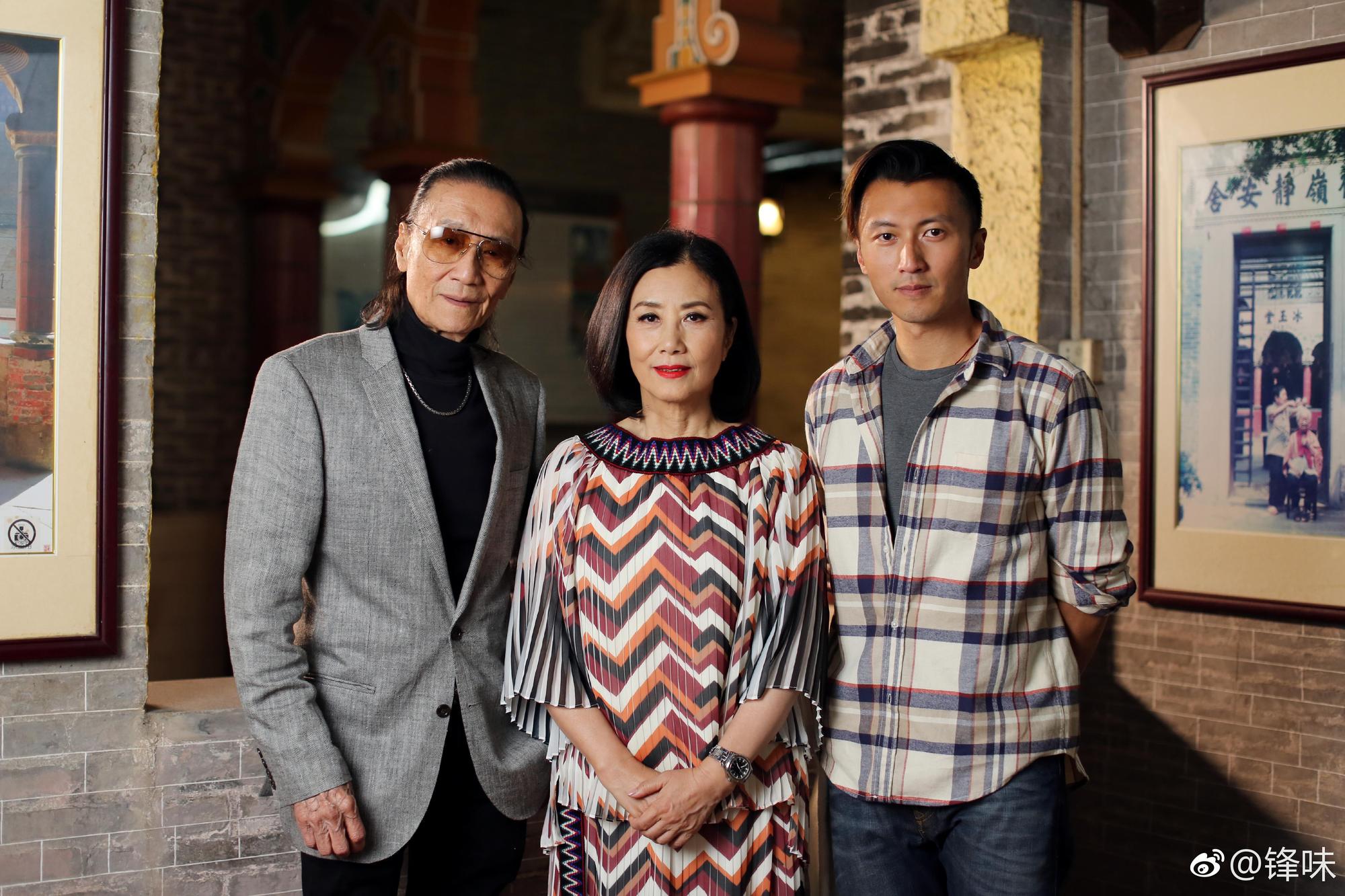 謝霆鋒婚變後來台拍戲,老爸謝賢曾現身探班陪兒子,中為汪明荃。(翻攝自十二道鋒味微博)
