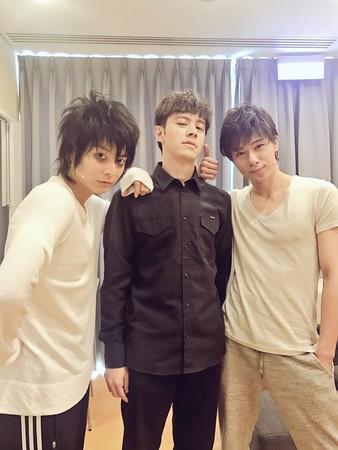 小池徹平與瑛士曾合組樂團登上紅白歌合戰,瑛士曾特別來台中探班他與柿澤勇人演出音樂劇。(翻攝自柿澤勇人推特)