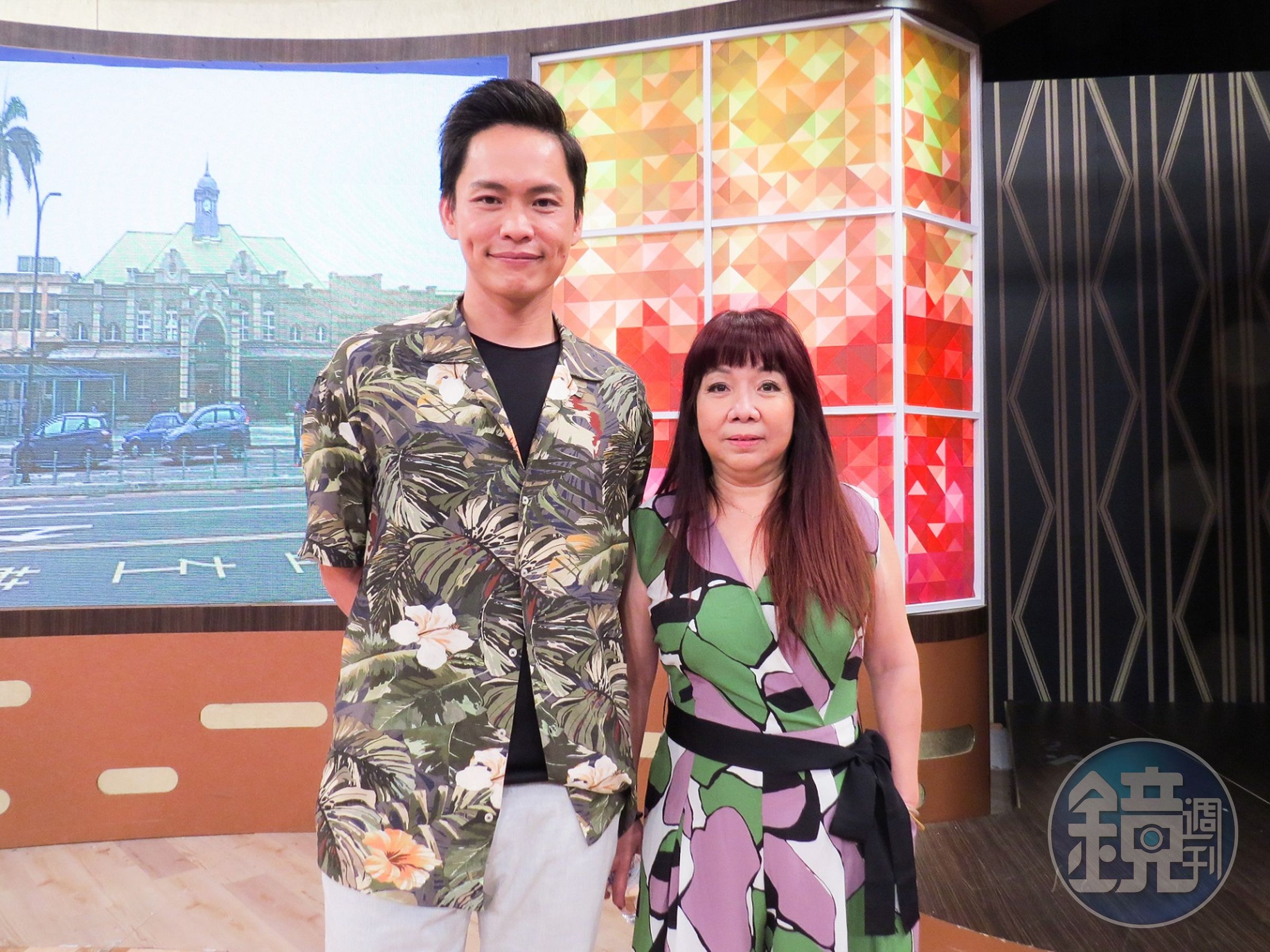 黃鐙輝帶丈母娘萁媽上衛視中文台《一袋女王》，爆料她去參觀預售屋都可以隨手買下千萬房宅。（衛視提供）