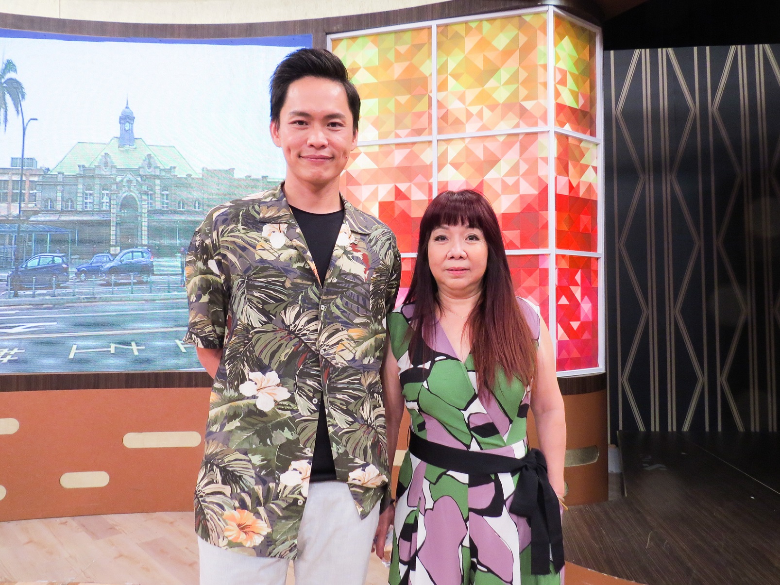 黃鐙輝帶丈母娘萁媽上衛視中文台《一袋女王》，爆料她去參觀預售屋都可以隨手買下千萬房宅。（衛視提供）