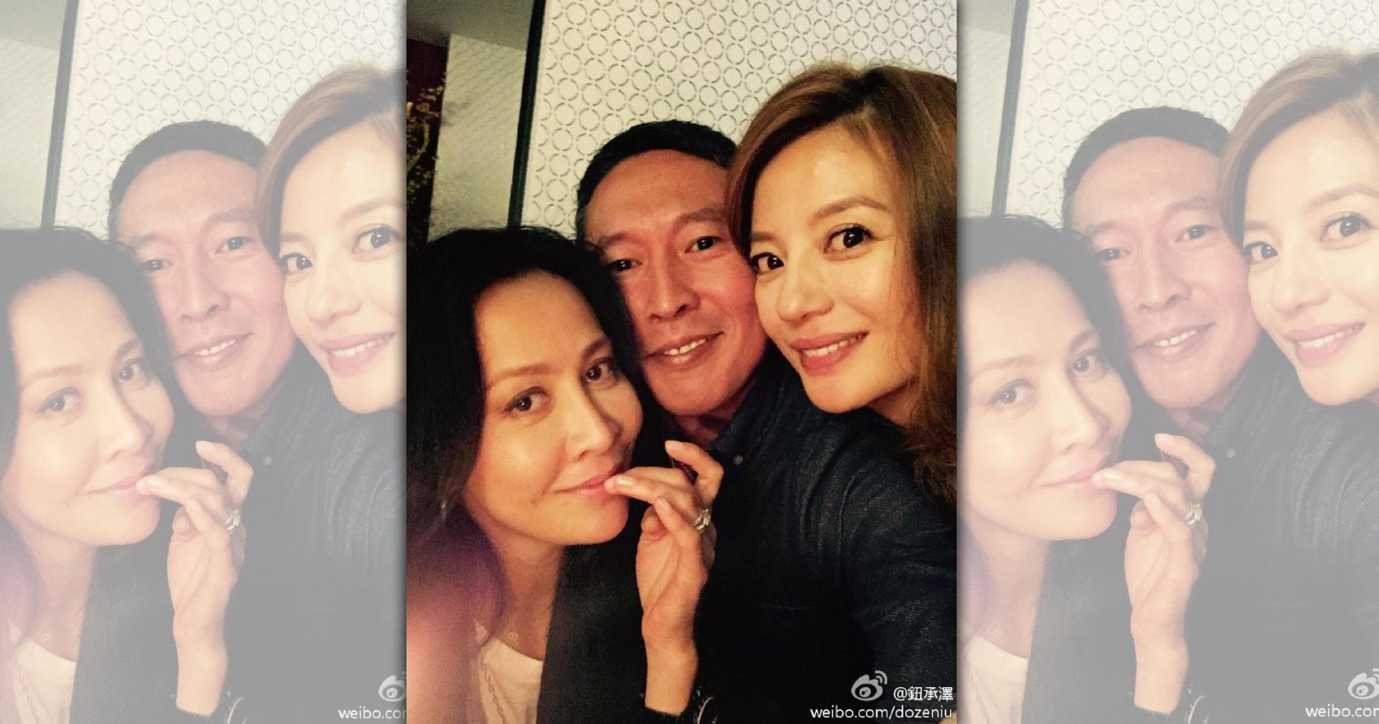 劉嘉玲與鈕承澤傳了多年緋聞,劉嘉玲仍無懼流言探班《艋舺》拍攝現場。右為趙薇 (翻攝自鈕承澤微博)